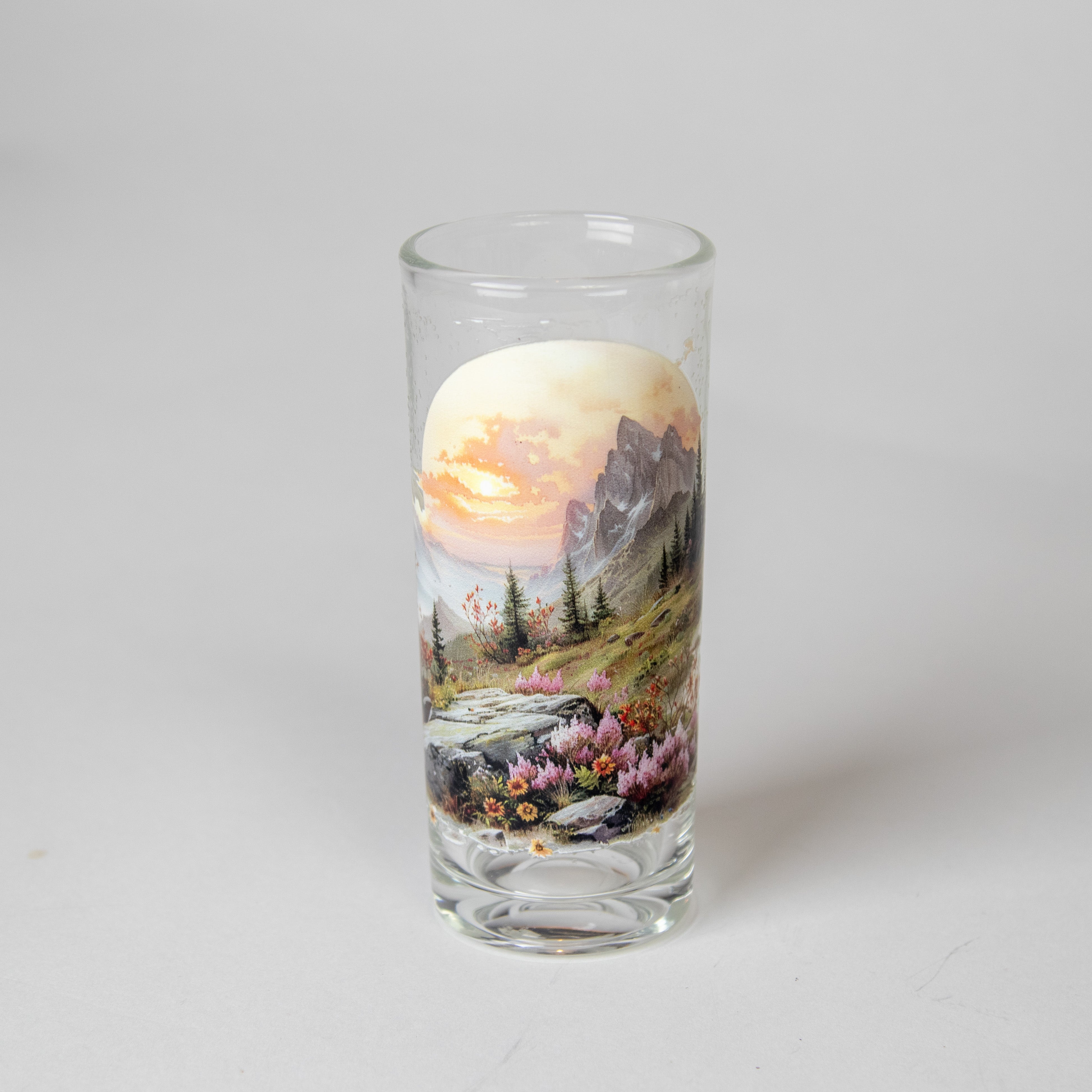 كأس زجاجي برسمة الطبيعة