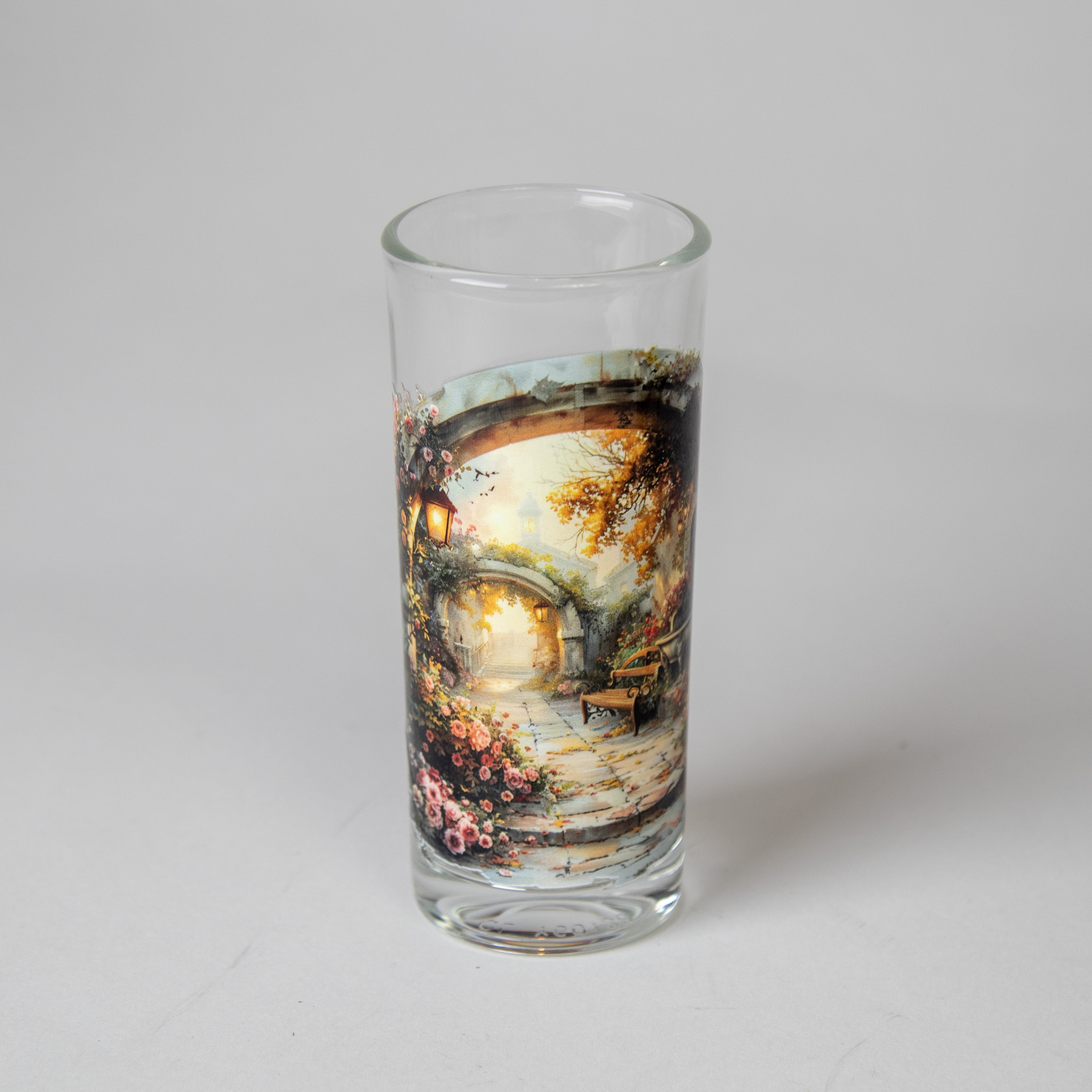 كأس زجاجي برسمة الطبيعة