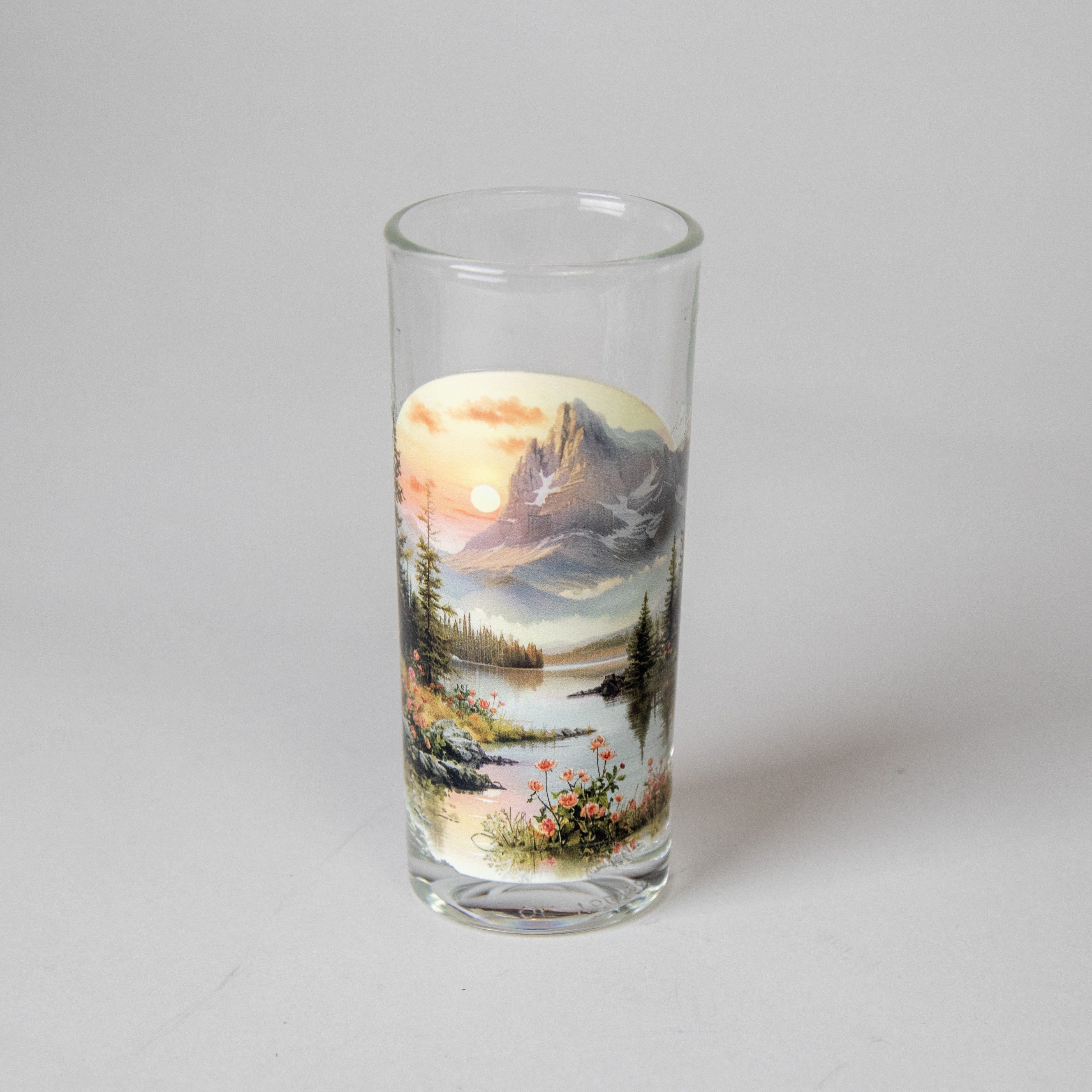 كأس زجاجي برسمة الطبيعة