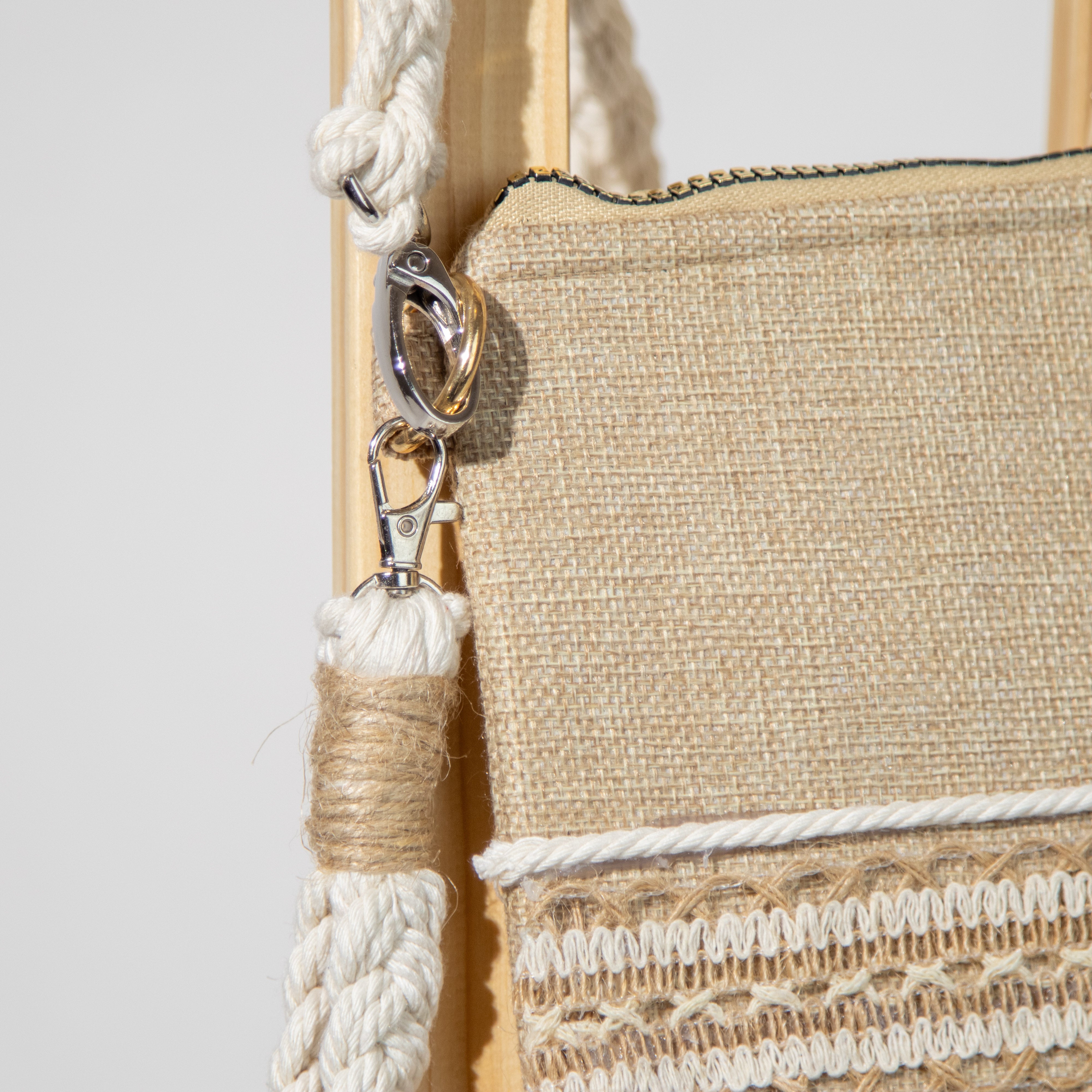 شنطة خيش بذراع مكرمية رفيع