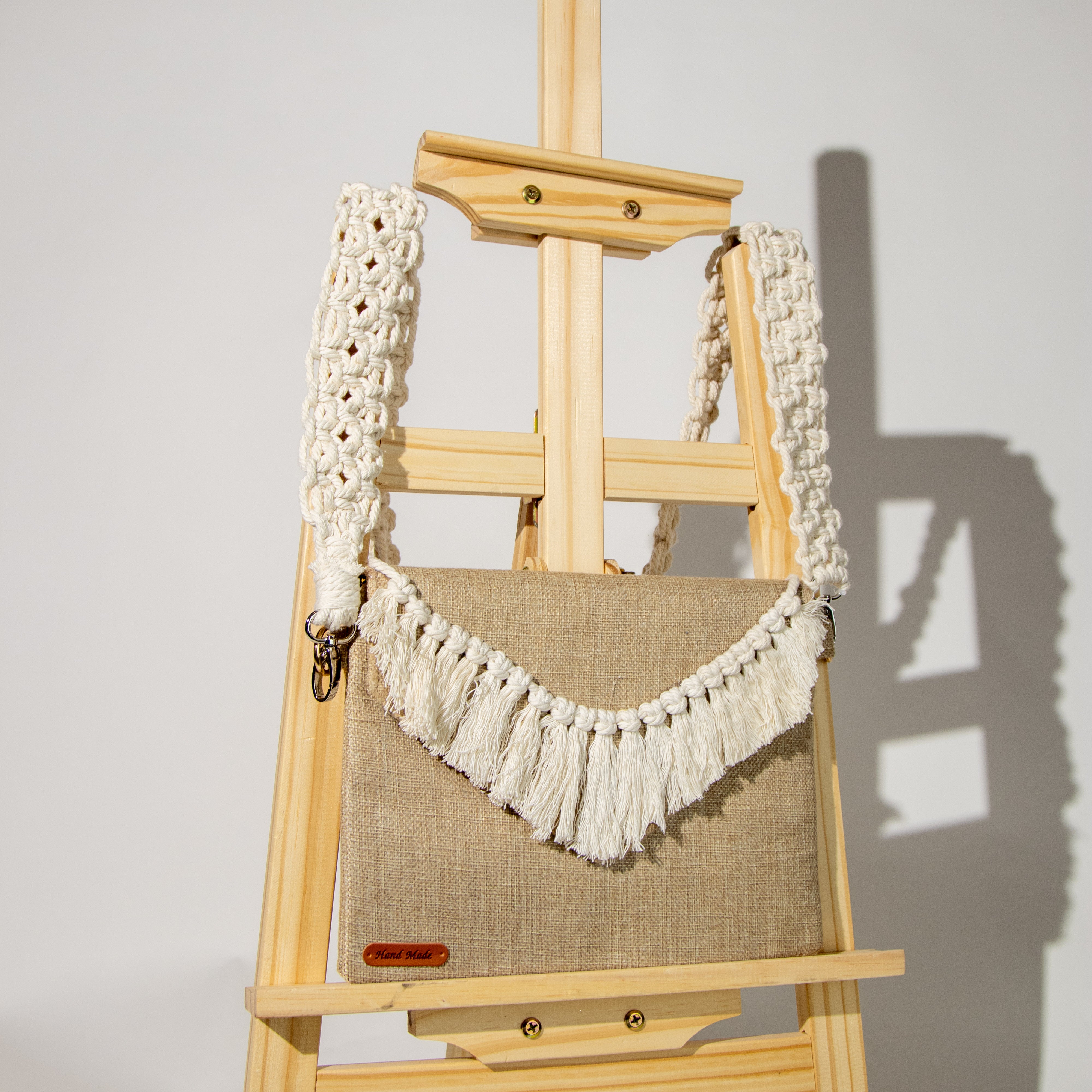 شنطة خيش بحزام مكرمية عريض