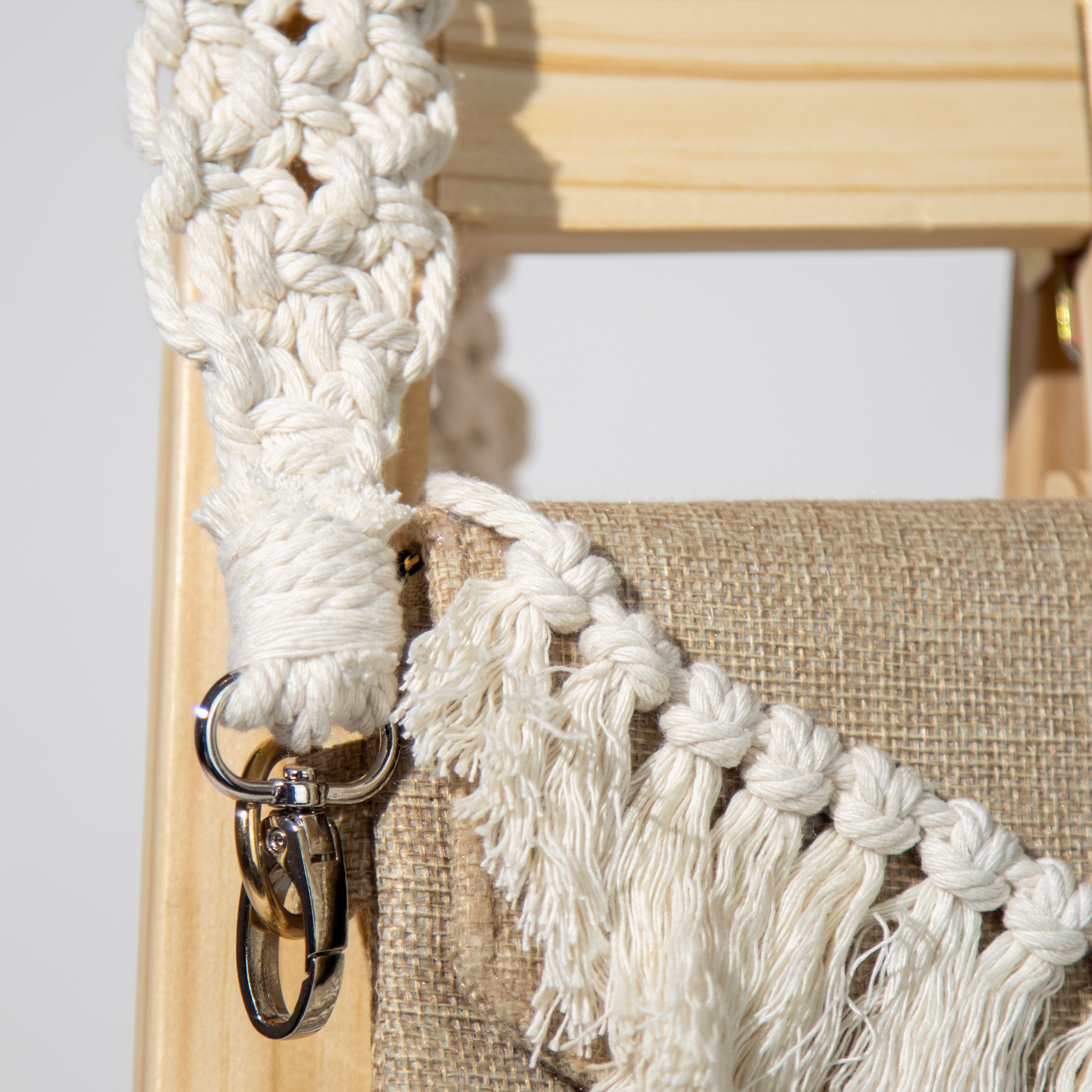 شنطة خيش بحزام مكرمية عريض