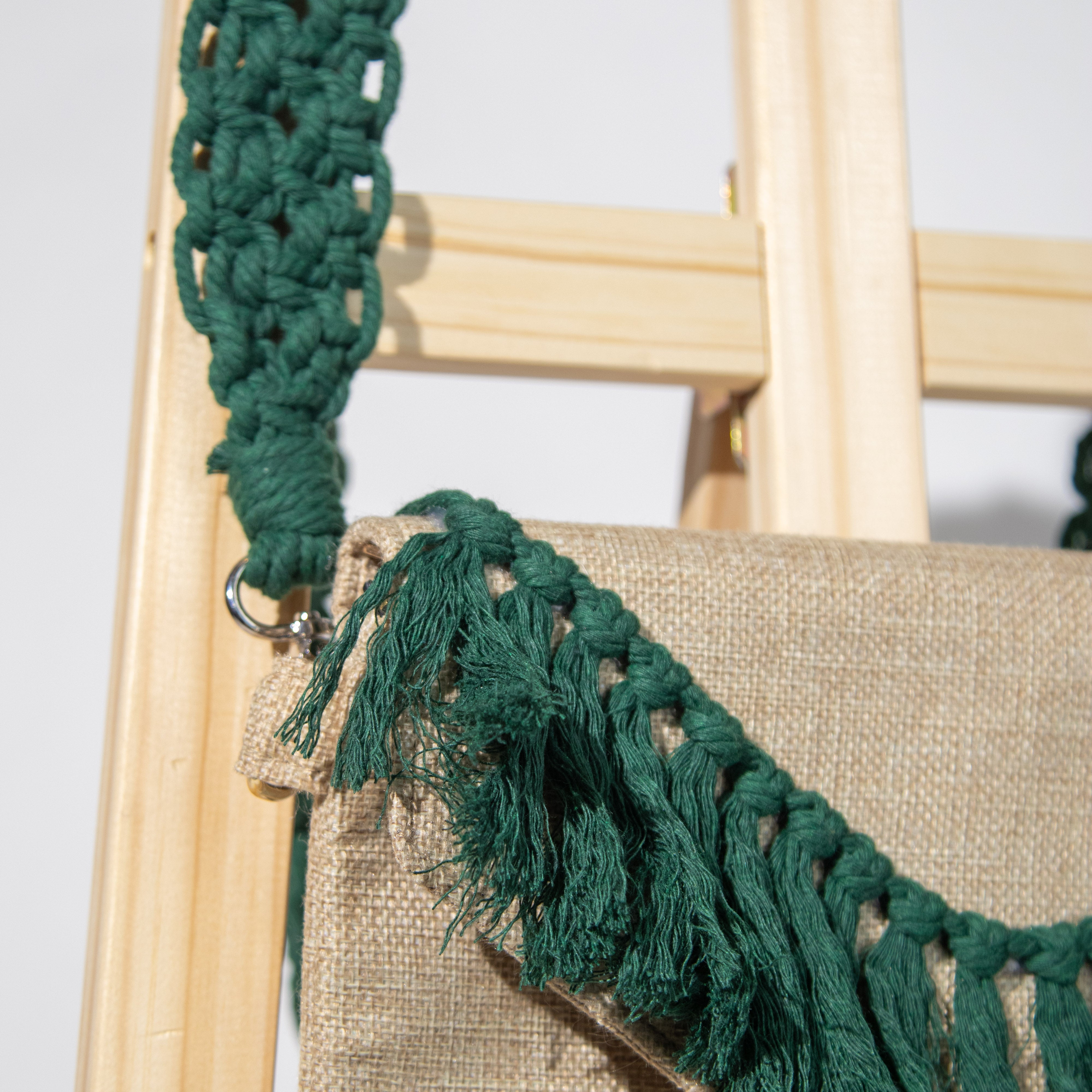 شنطة خيش بحزام مكرمية عريض