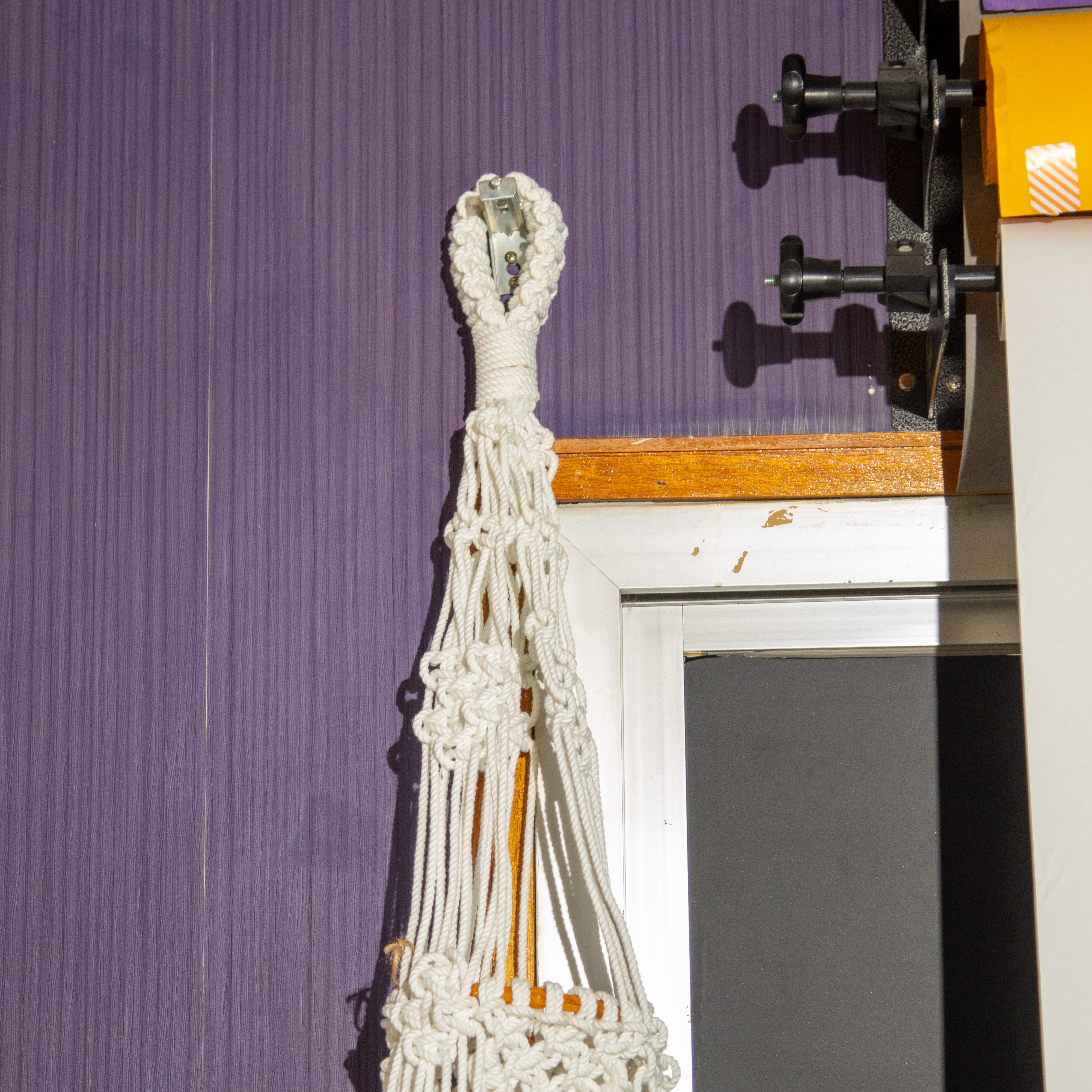 رف مكرمية معلق