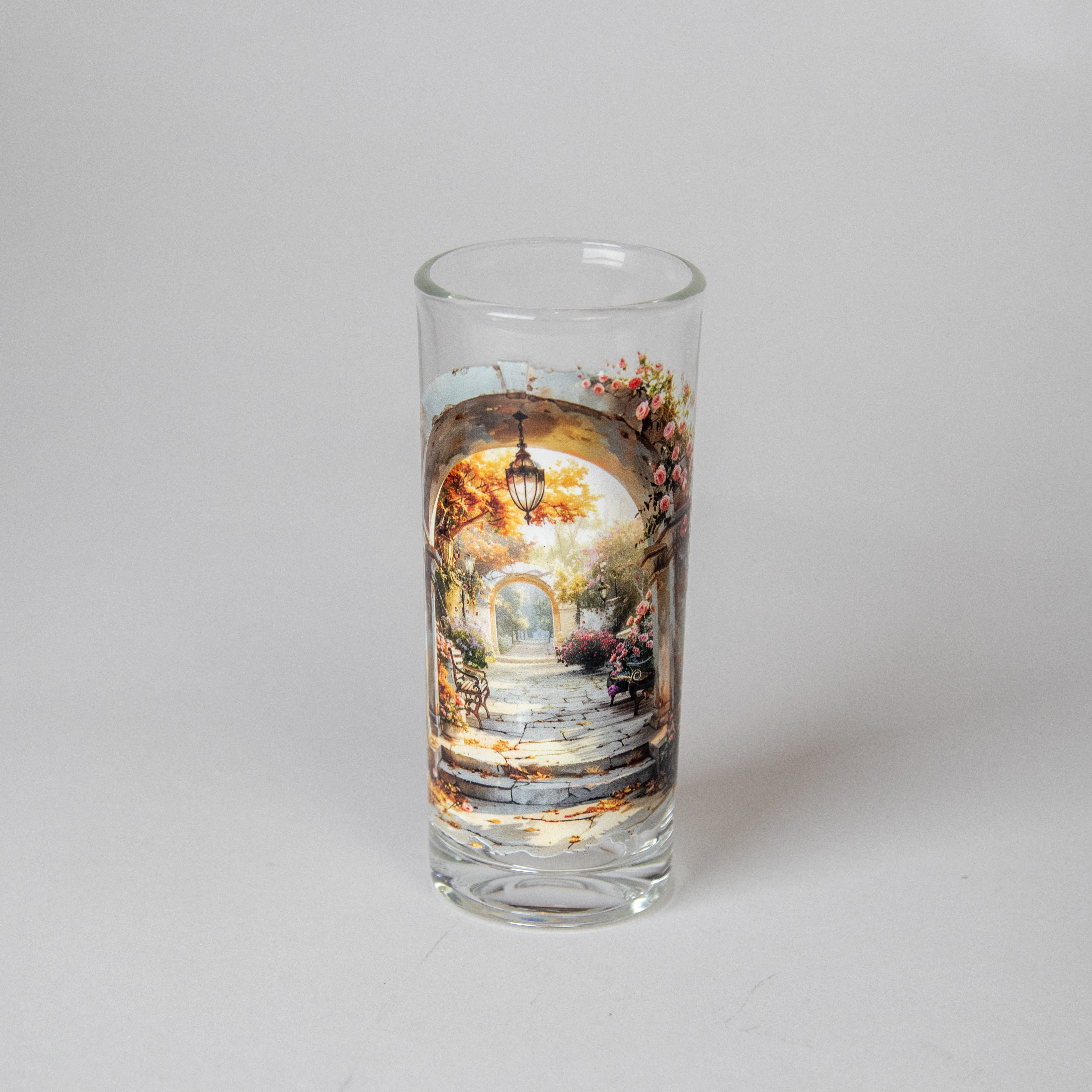 كأس زجاجي برسمة الطبيعة