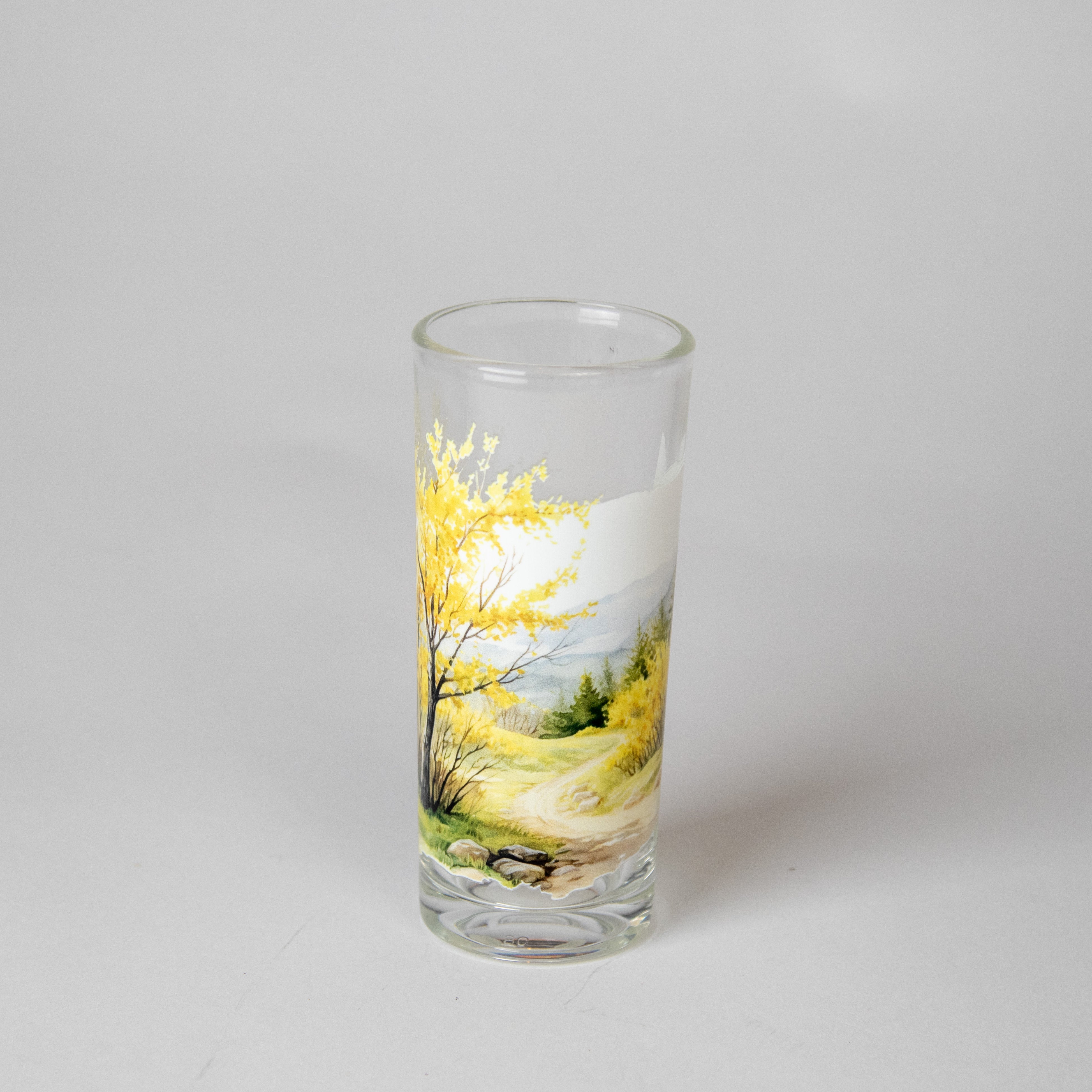 كأس زجاجي برسمة الطبيعة