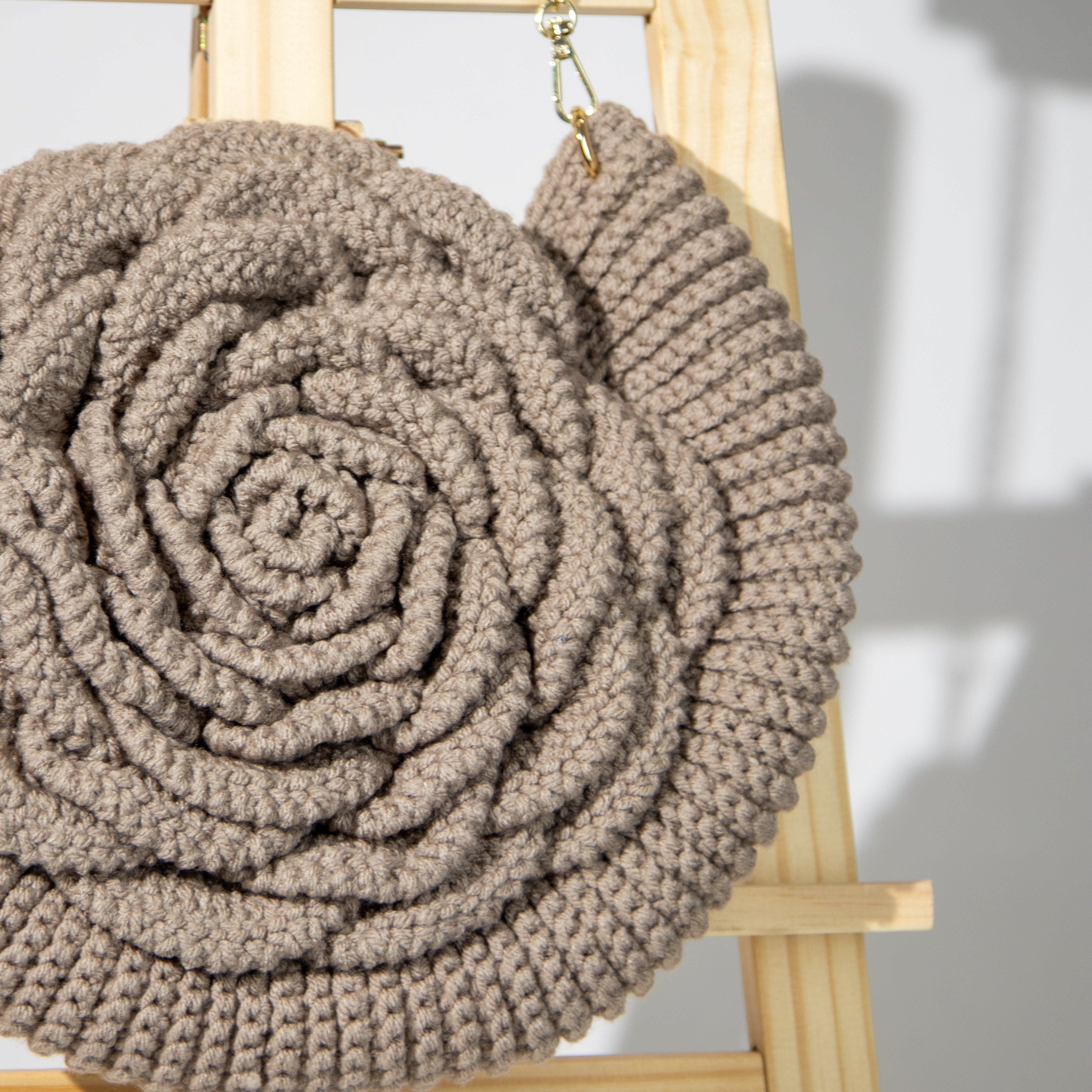 حقيبة الوردة بني فاتح