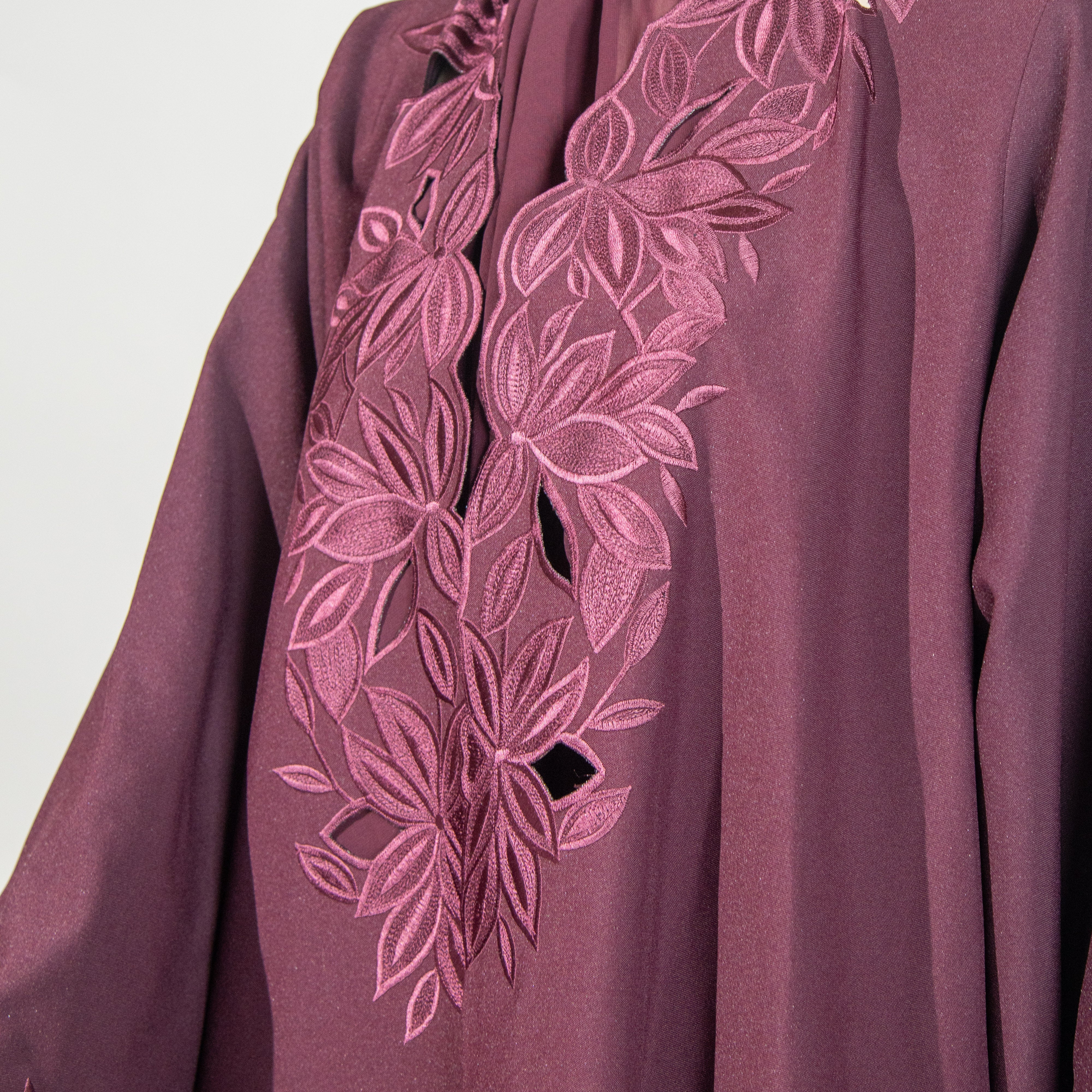 عباية راقية مطرزة بورود