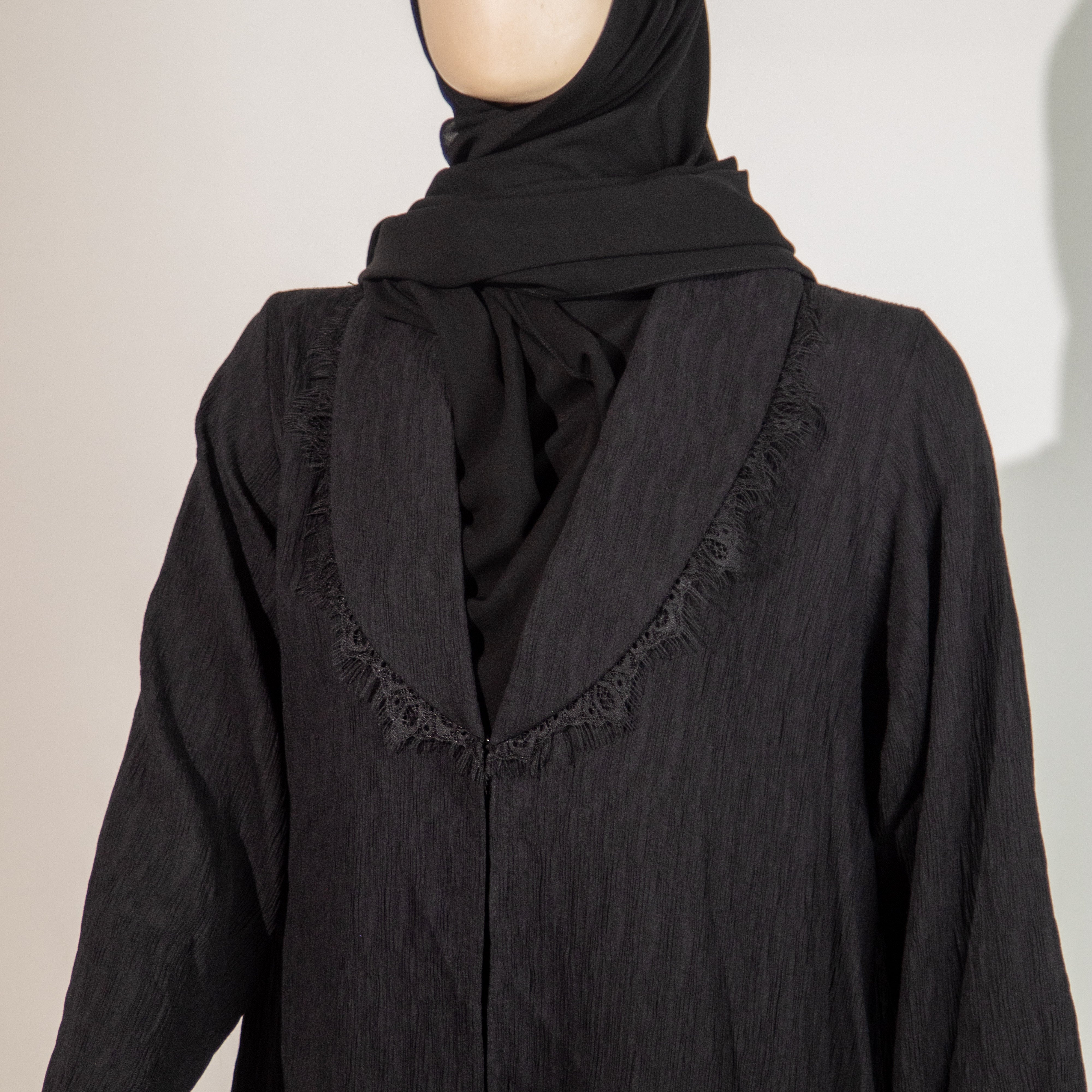 عباية باللون الأسود مع دانتيل