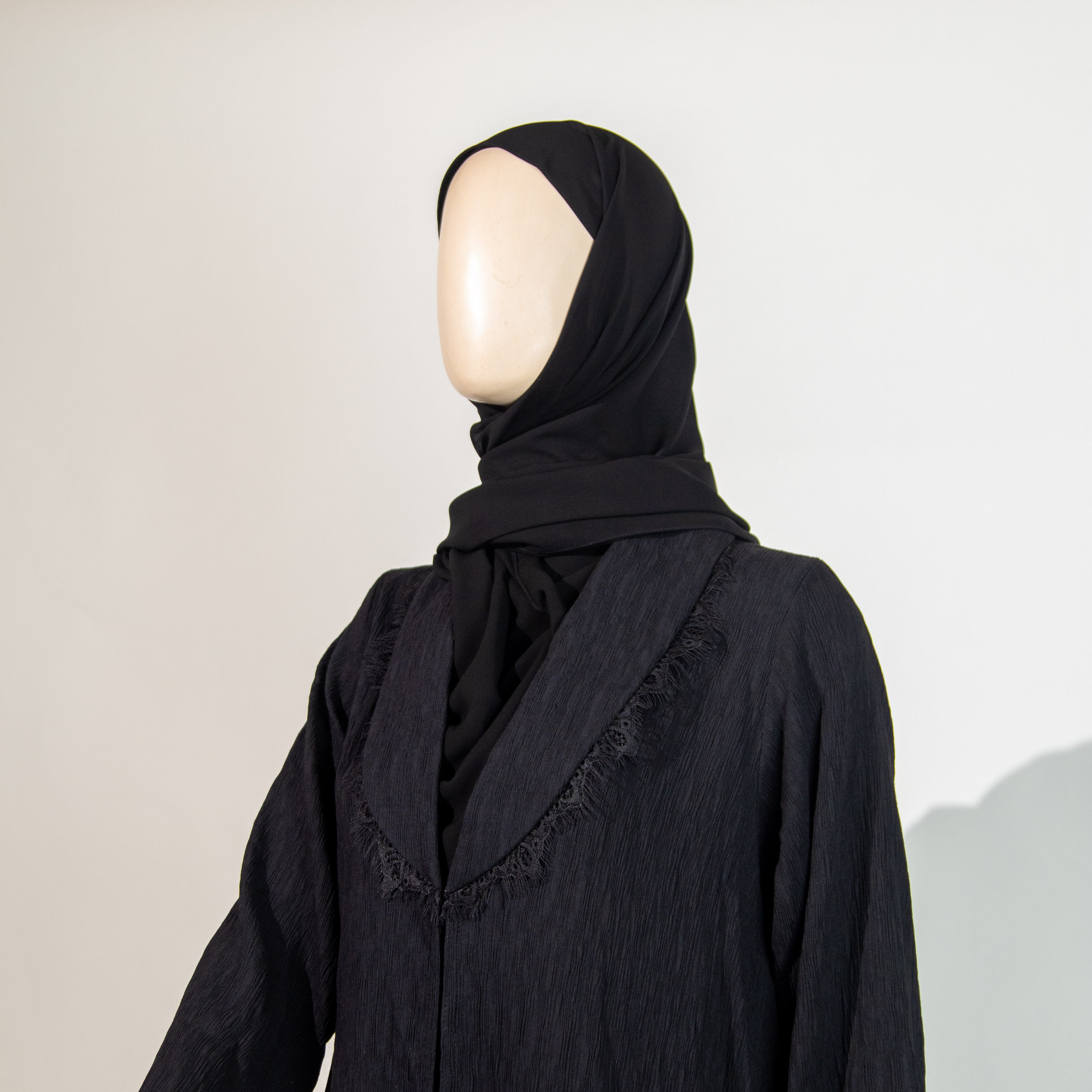 عباية باللون الأسود مع دانتيل