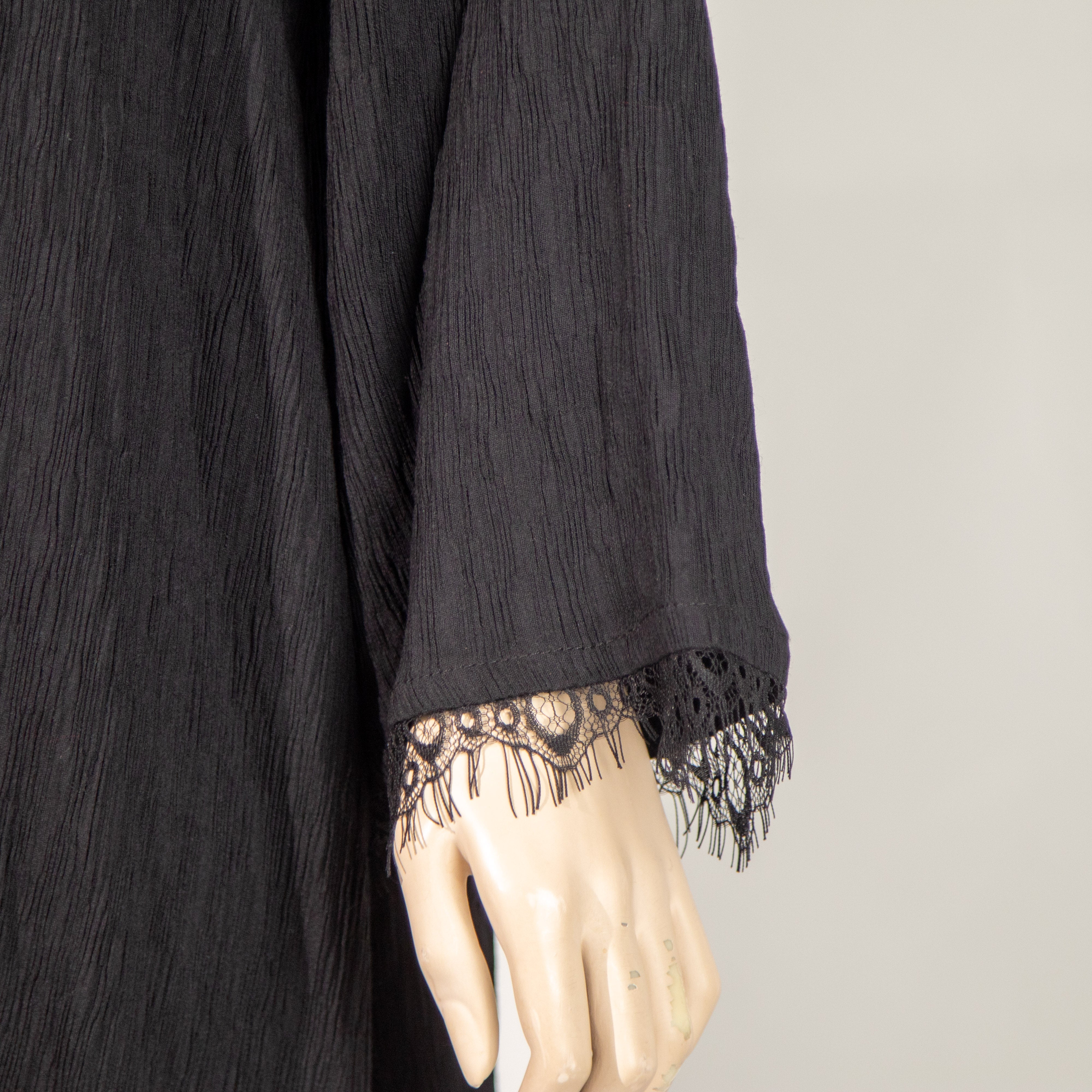 عباية باللون الأسود مع دانتيل