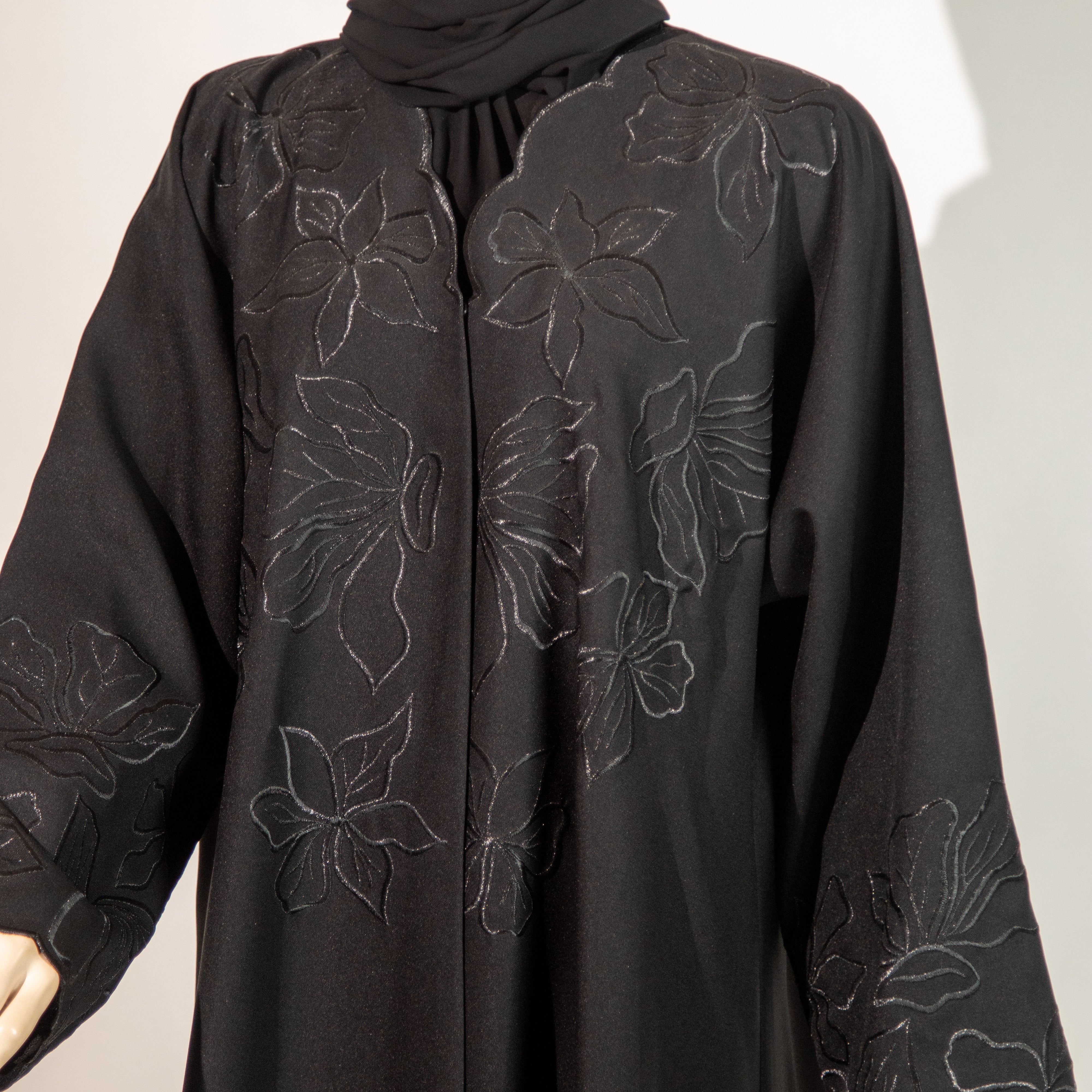 عباية سوداء تطريز ورود من الأعلى