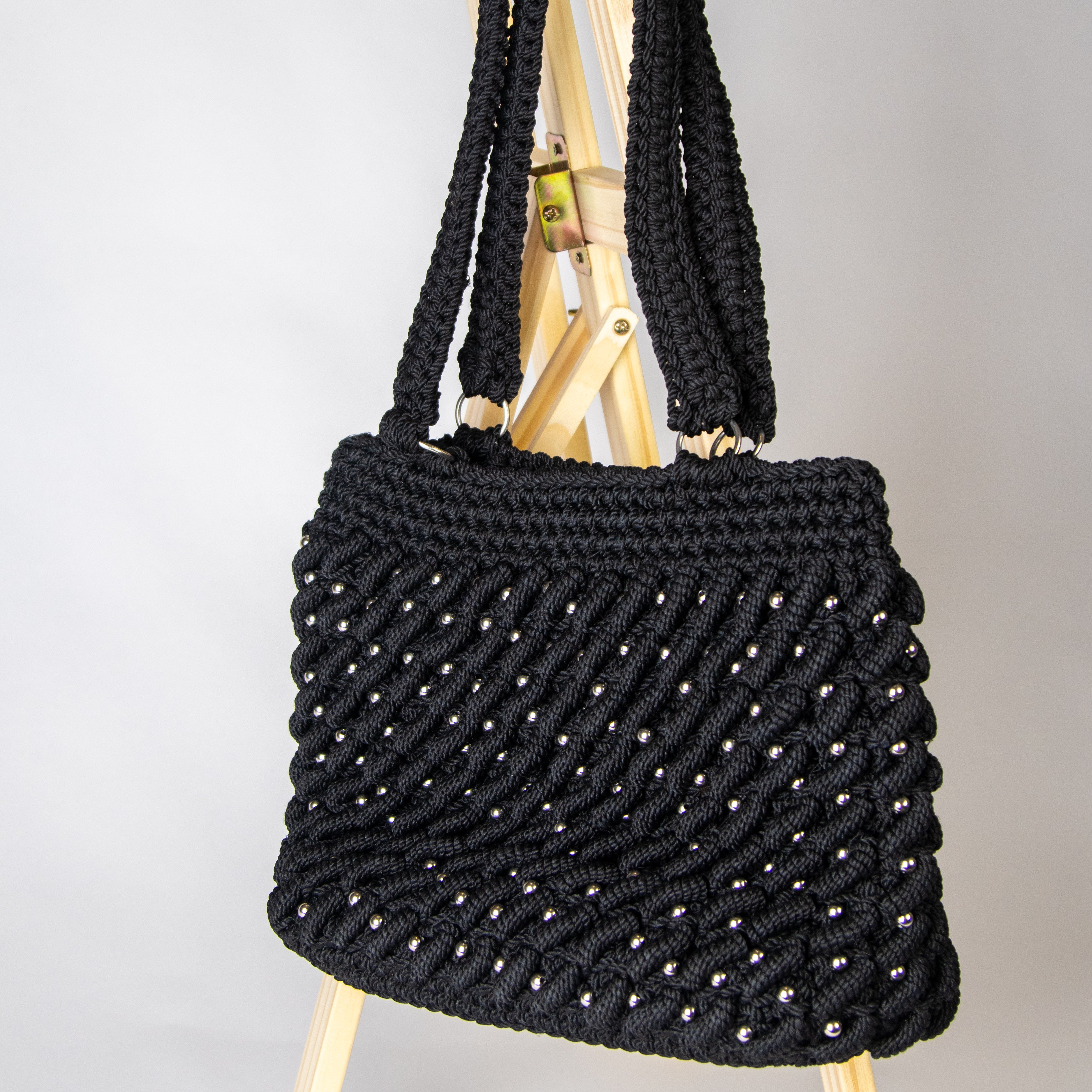 حقيبة سوداء كروشيه