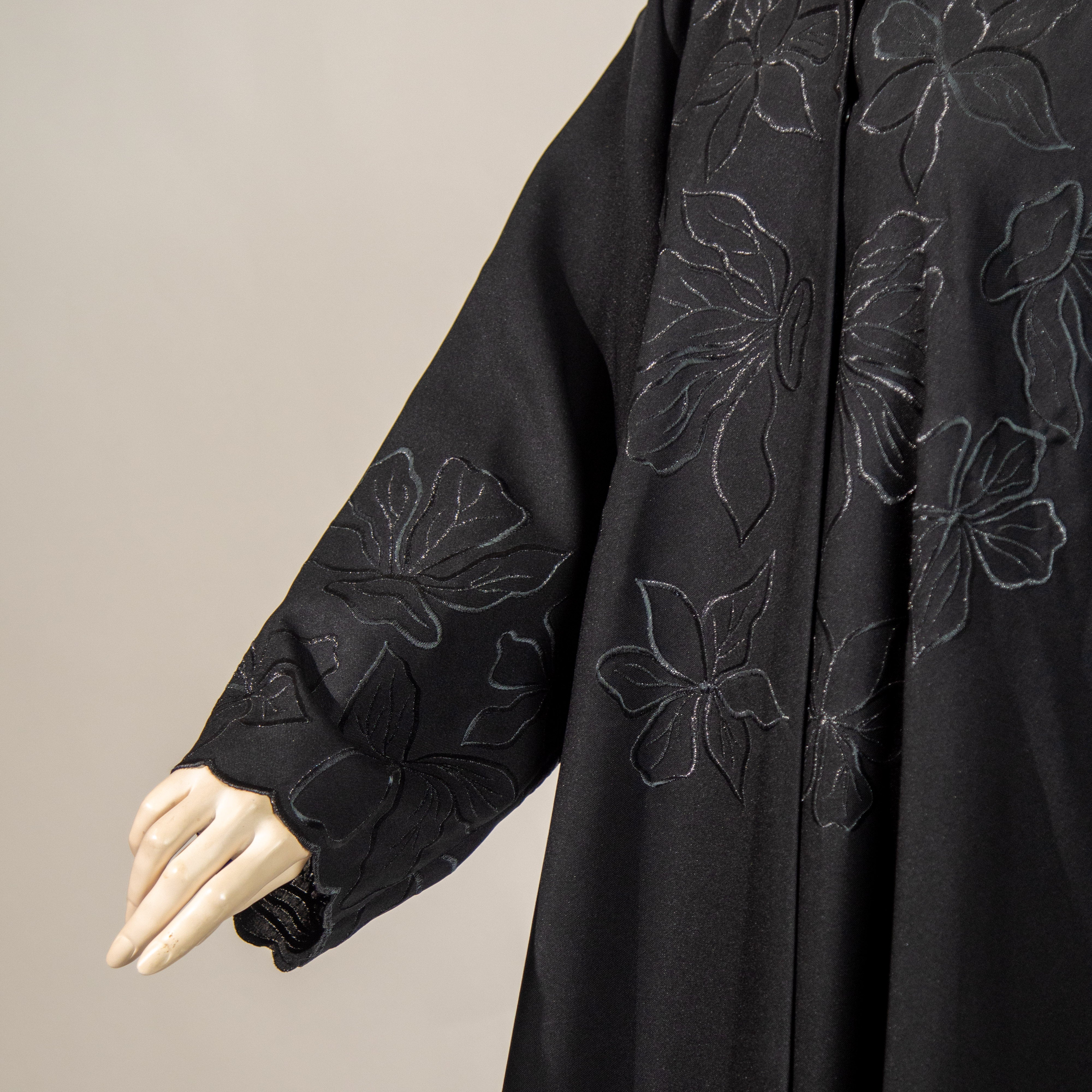 عباية سوداء تطريز ورود من الأعلى