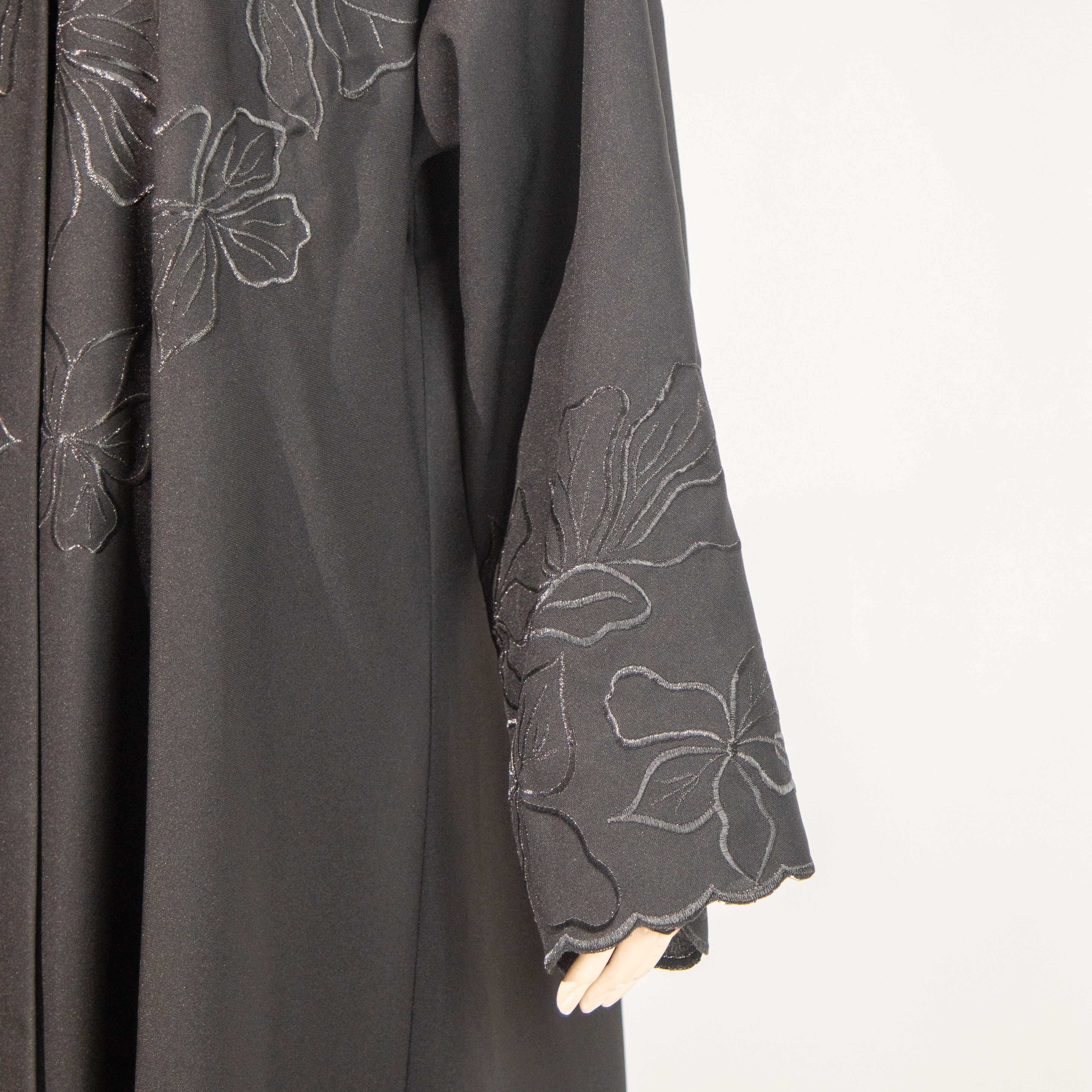 عباية سوداء تطريز ورود من الأعلى