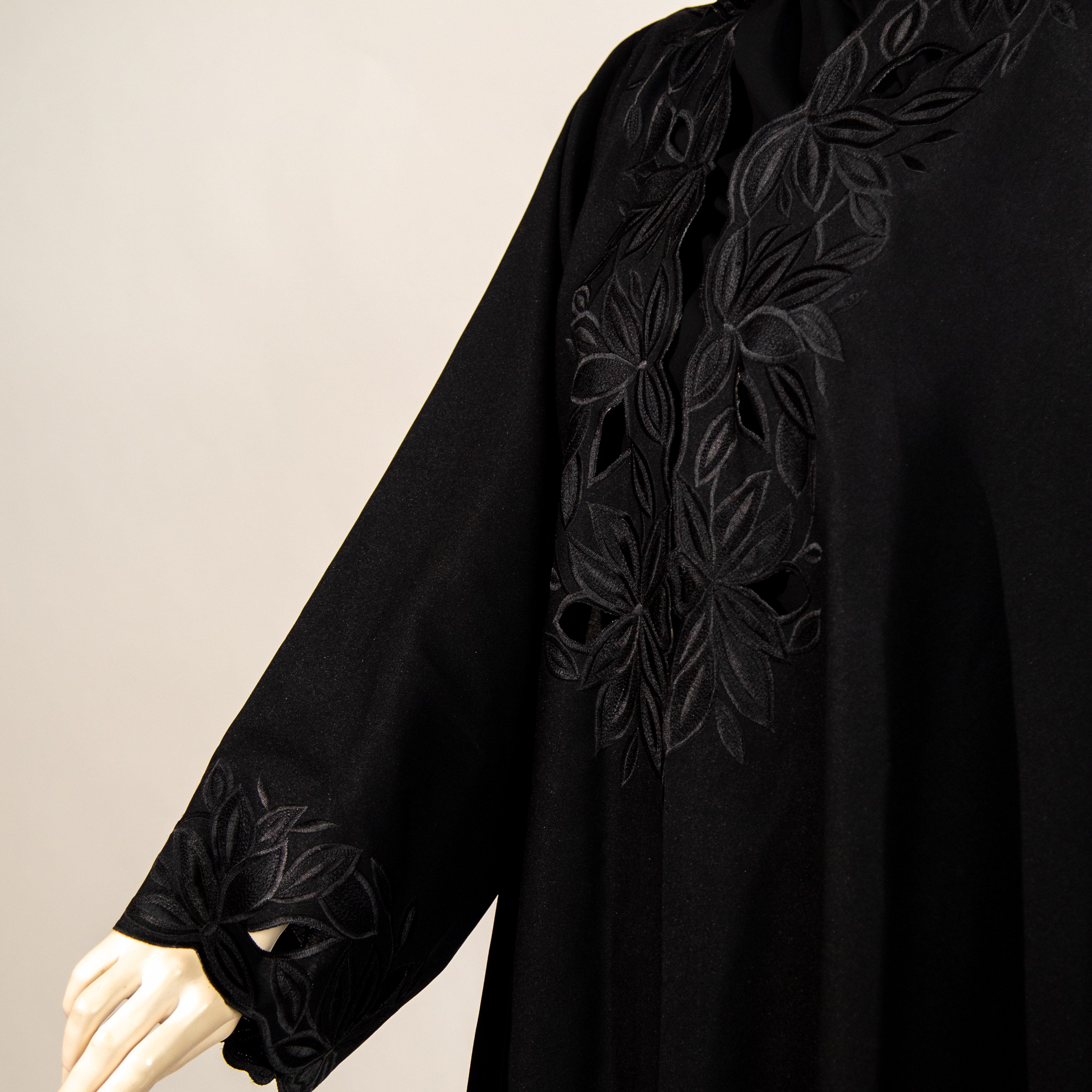 عباية راقية مطرزة بورود