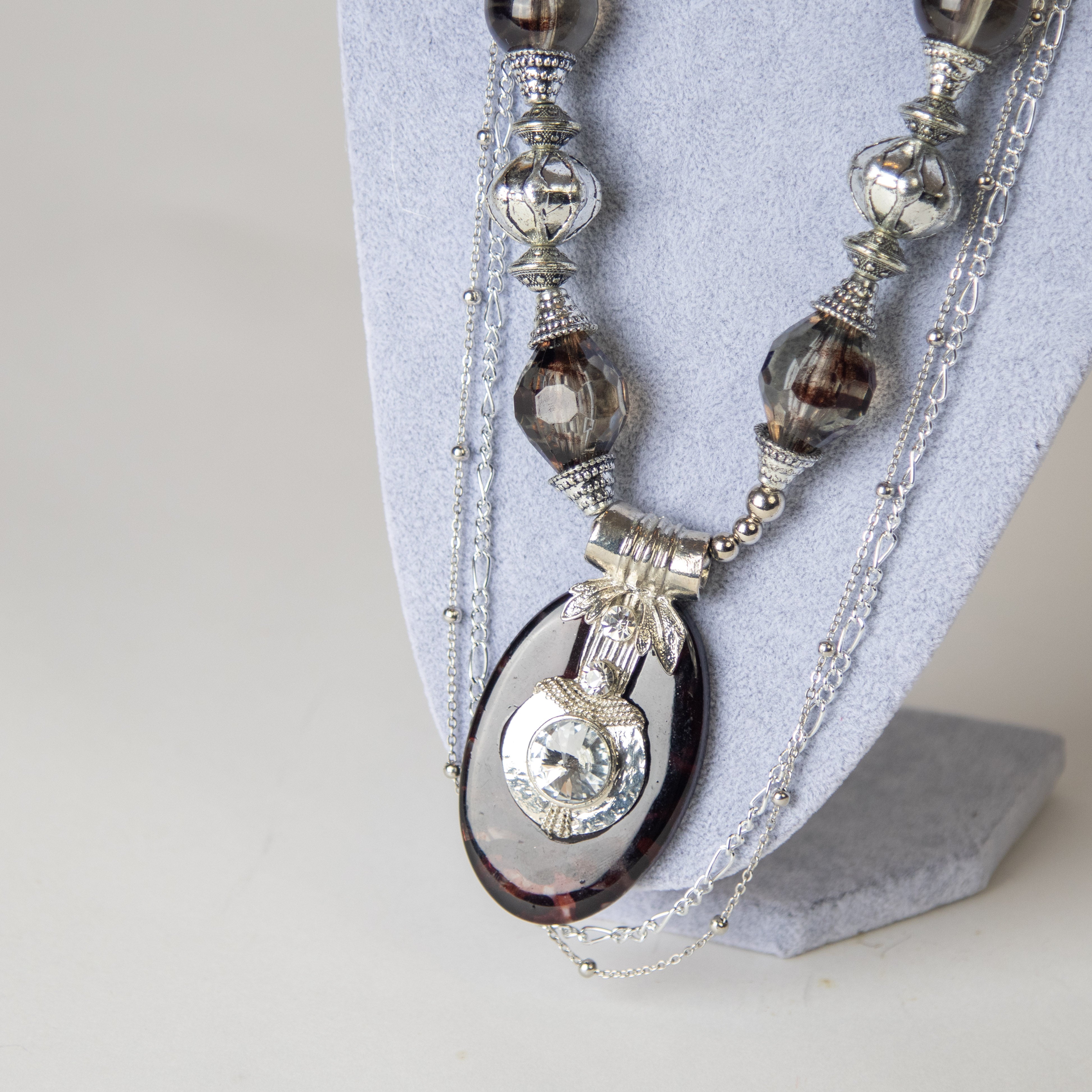 عقد ذهب صيني مع الحجر