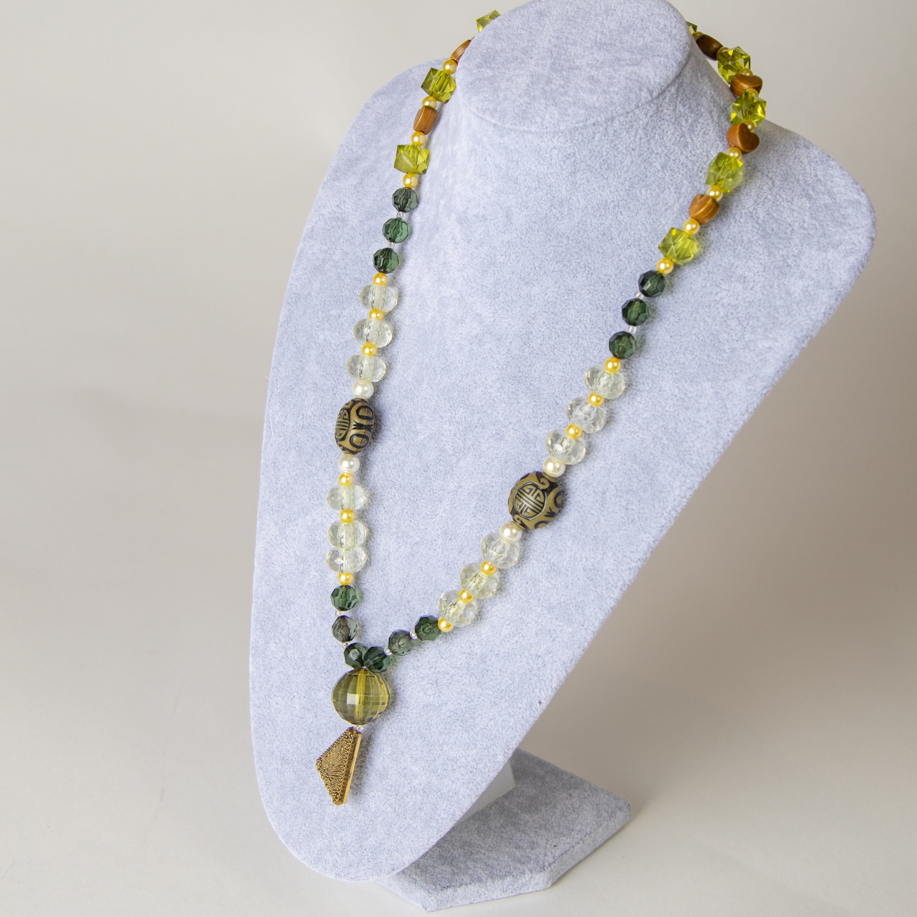 عقد حجر طويل