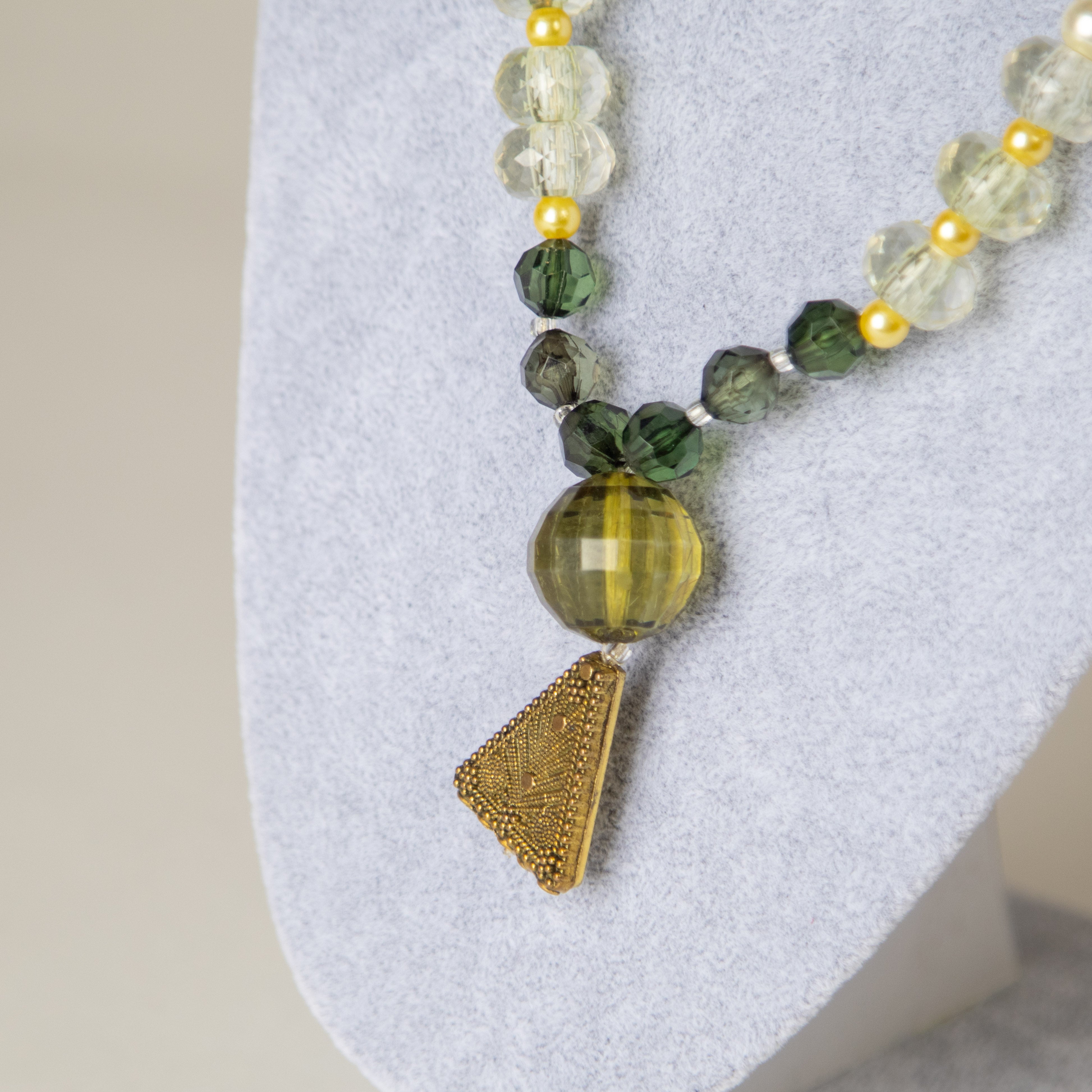 عقد حجر طويل