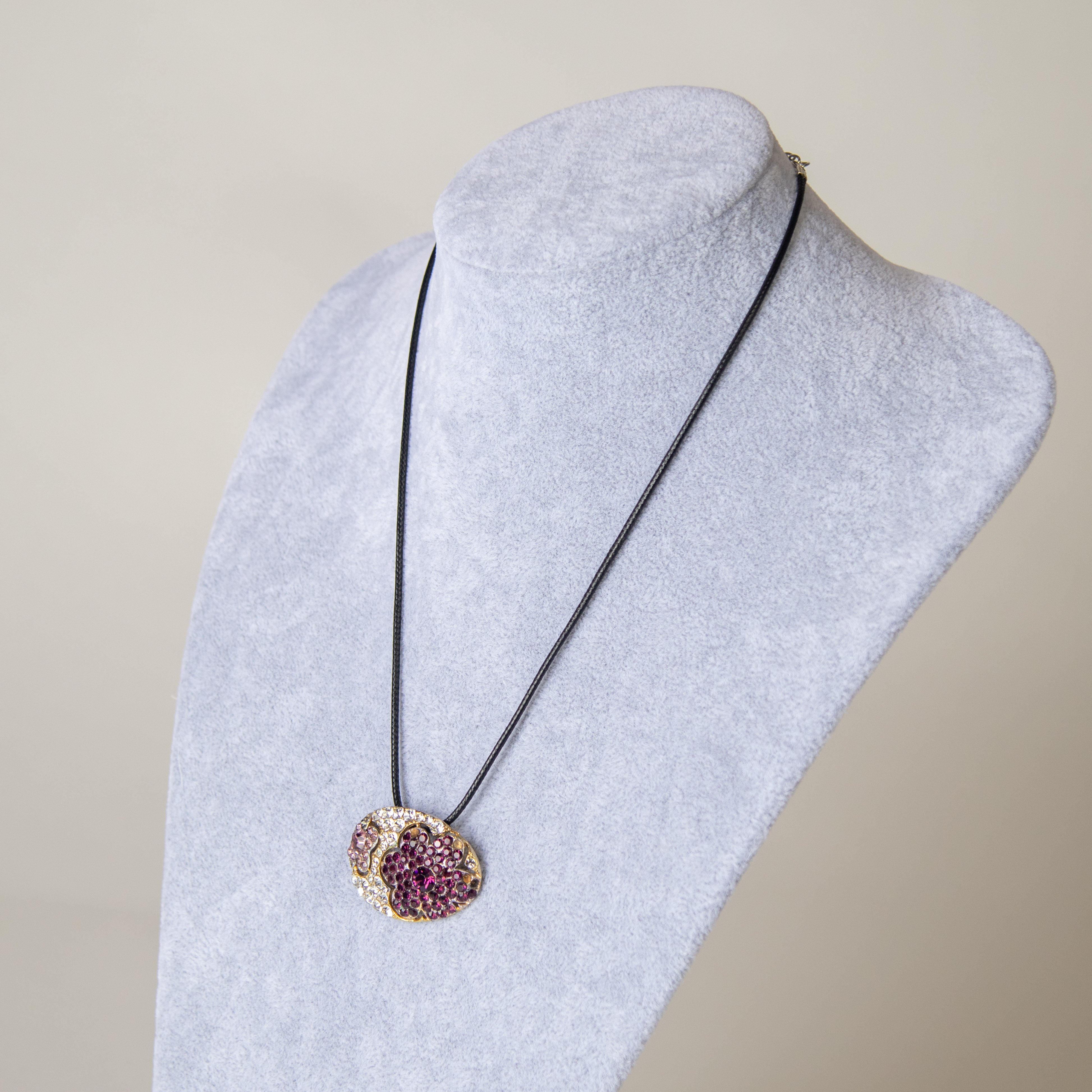 عقد الخيط بقلب ذهبي