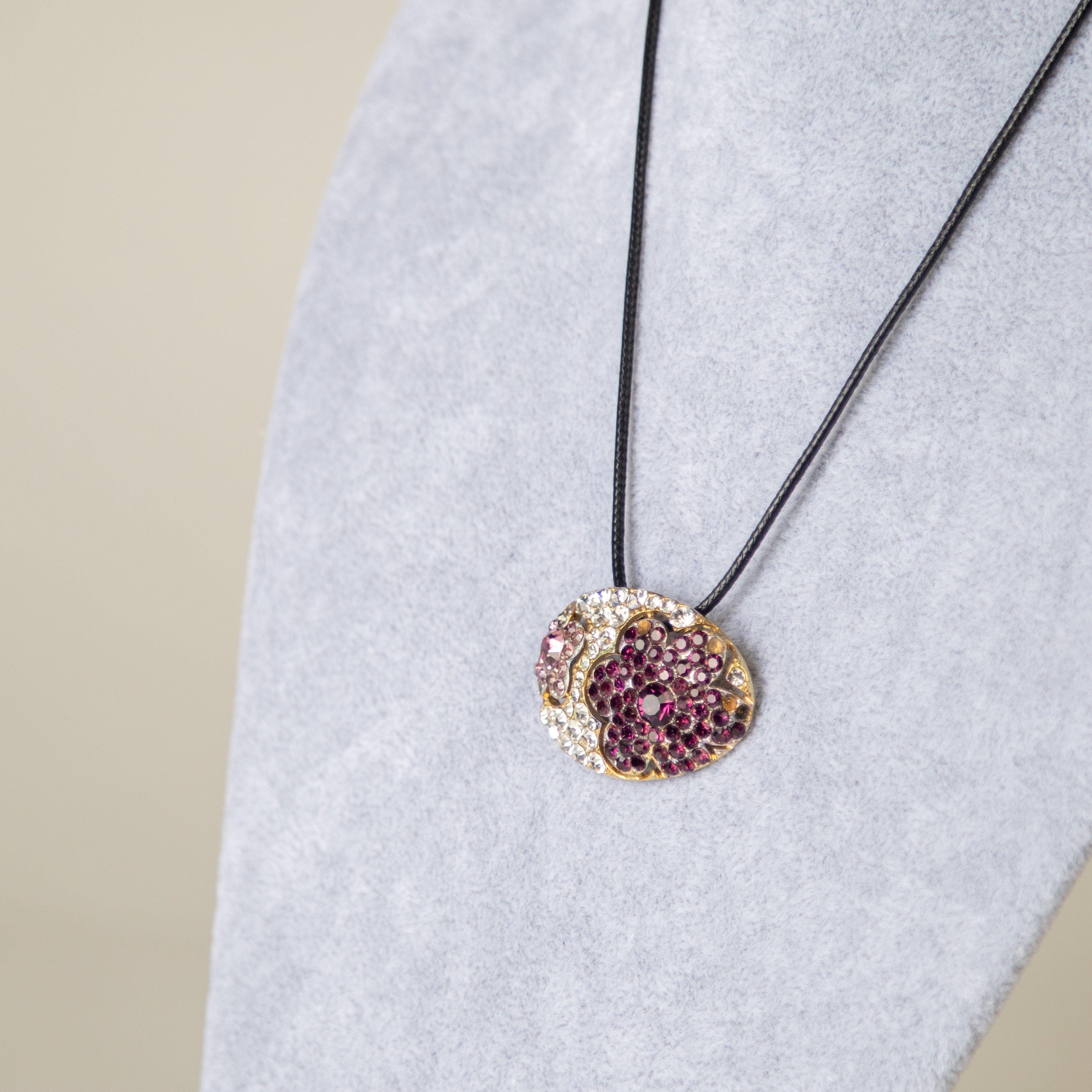 عقد الخيط بقلب ذهبي