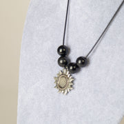 عقد الخيط مع اللولي الأسود