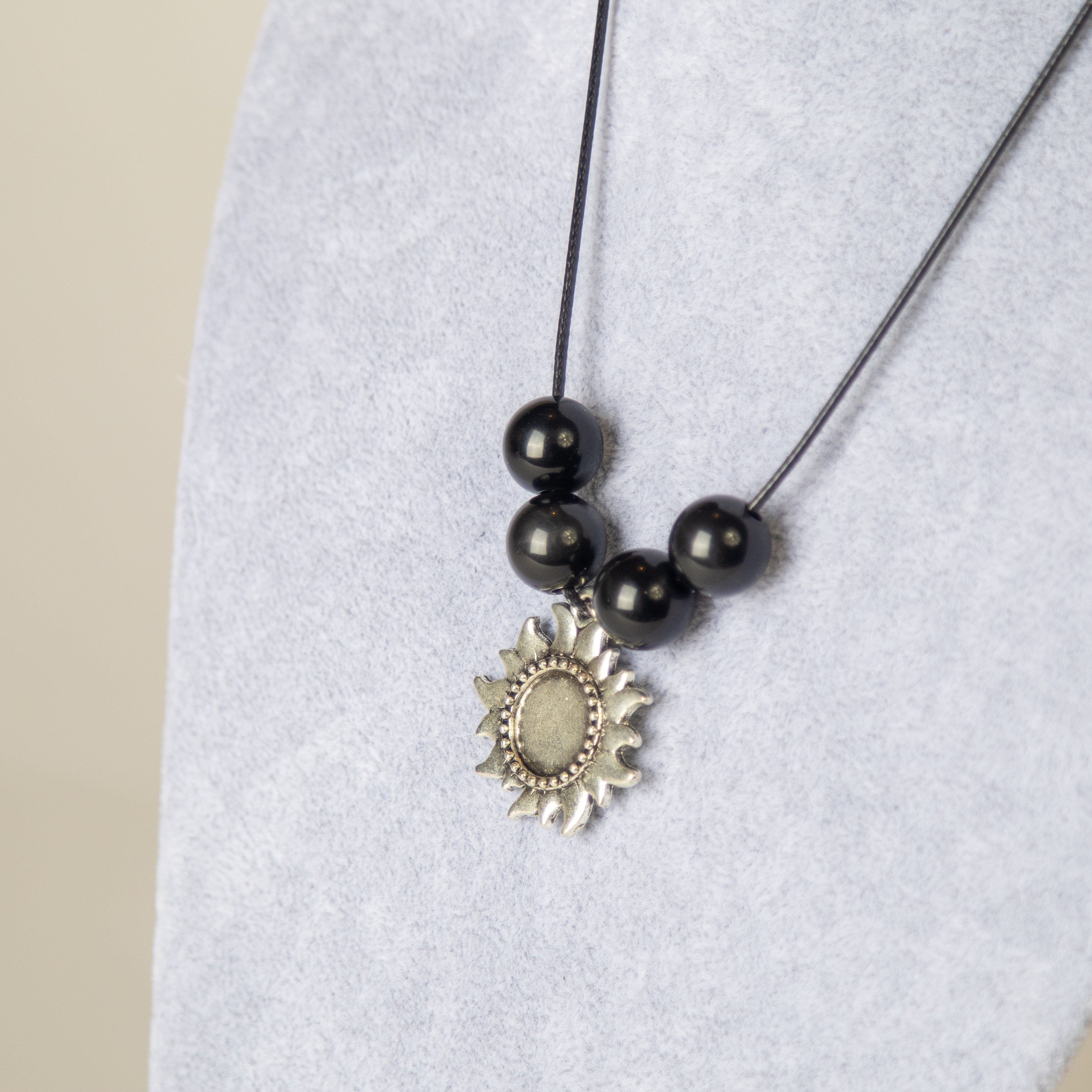 عقد الخيط مع اللولي الأسود