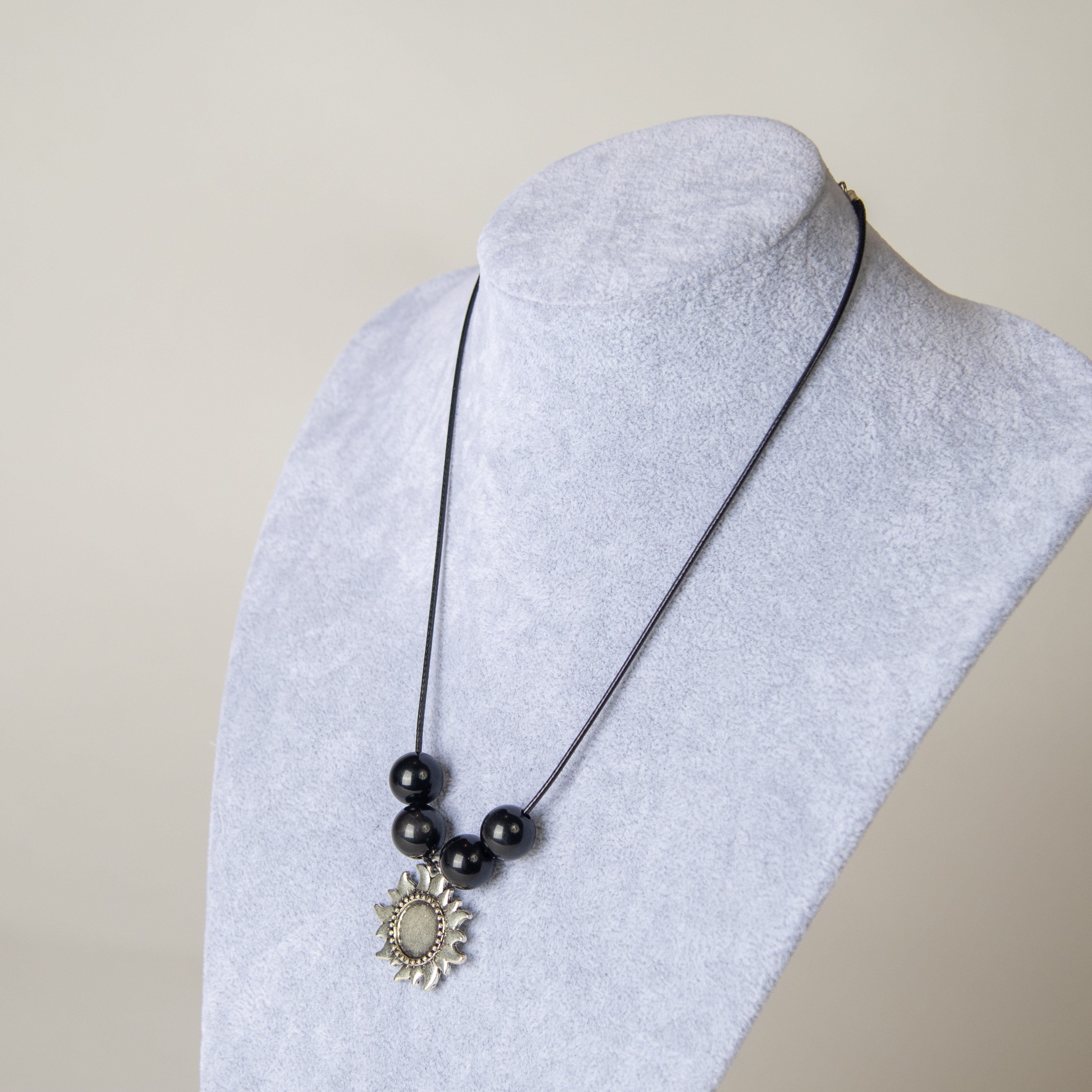 عقد الخيط مع اللولي الأسود