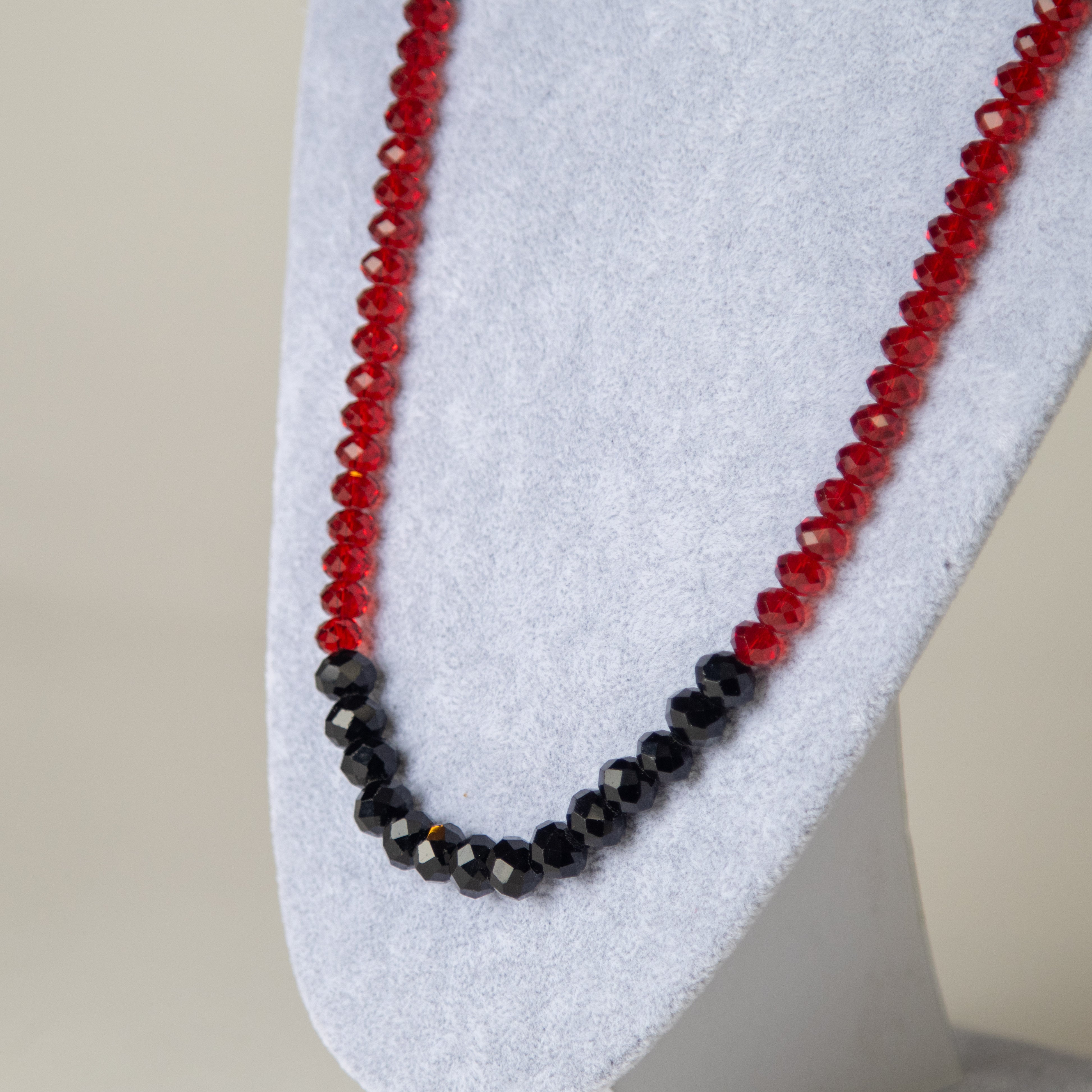 عقود كرستال أسود وأحمر