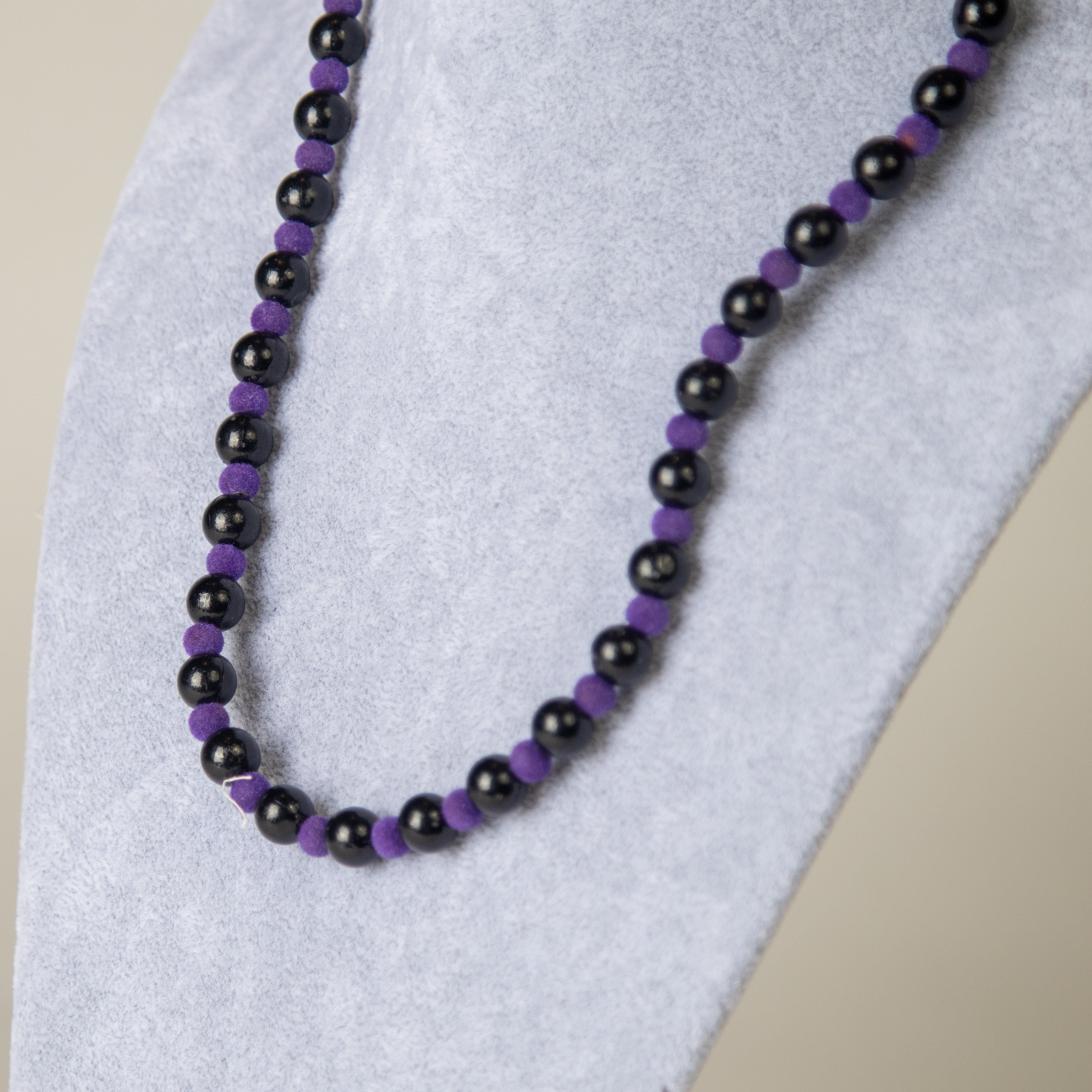 عقد لولو أسود وبنفسجي