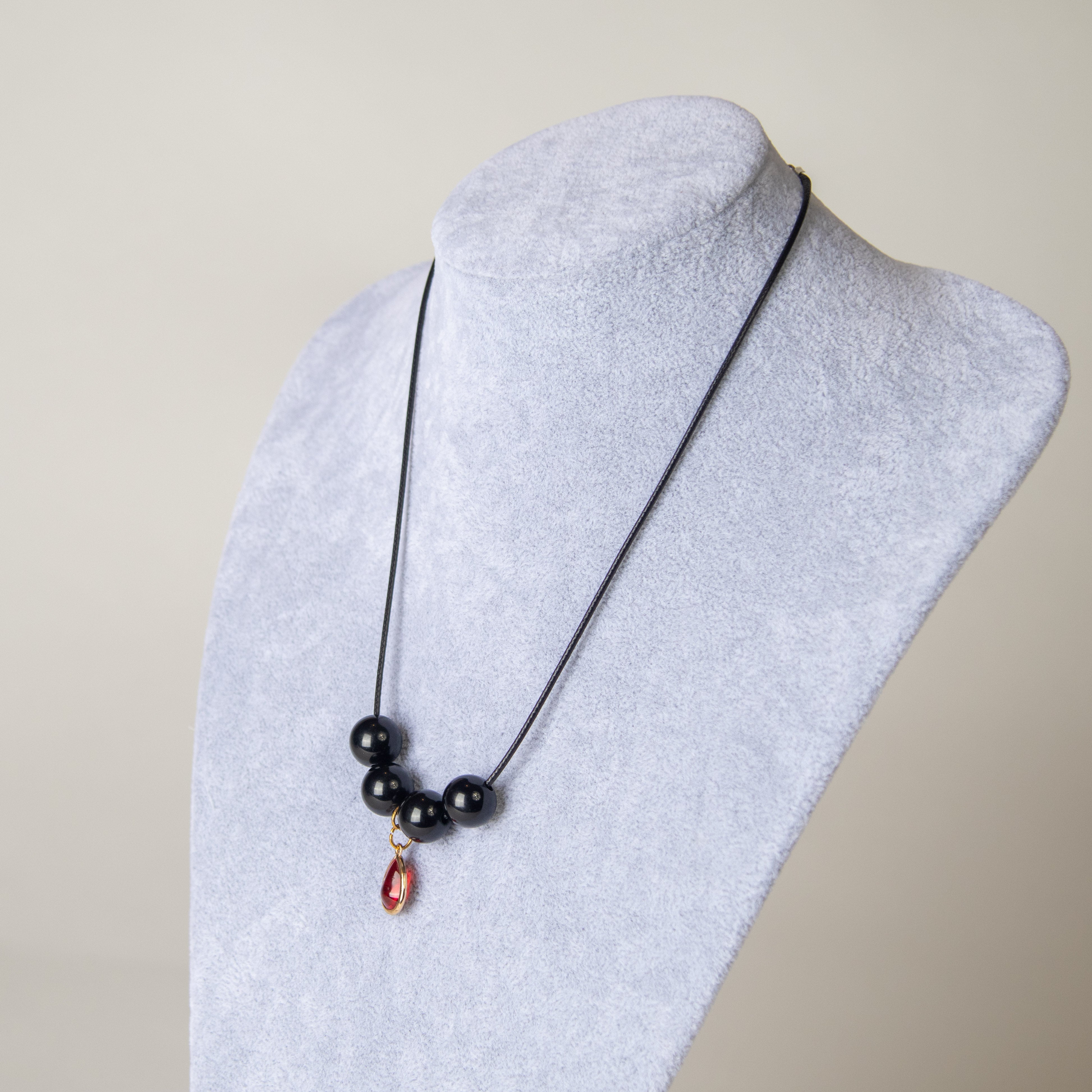 عقد الخيط مع اللولي الأسود