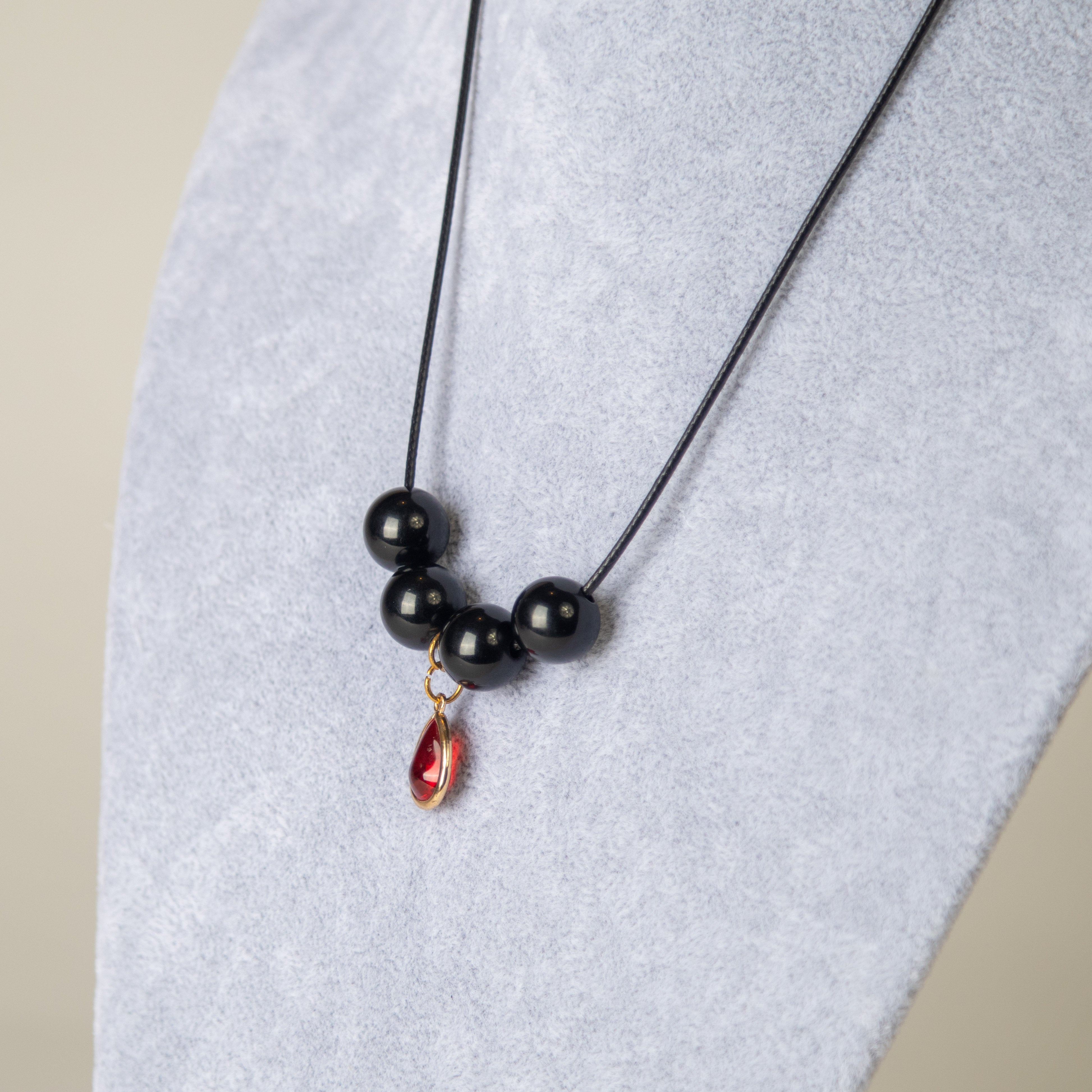 عقد الخيط مع اللولي الأسود