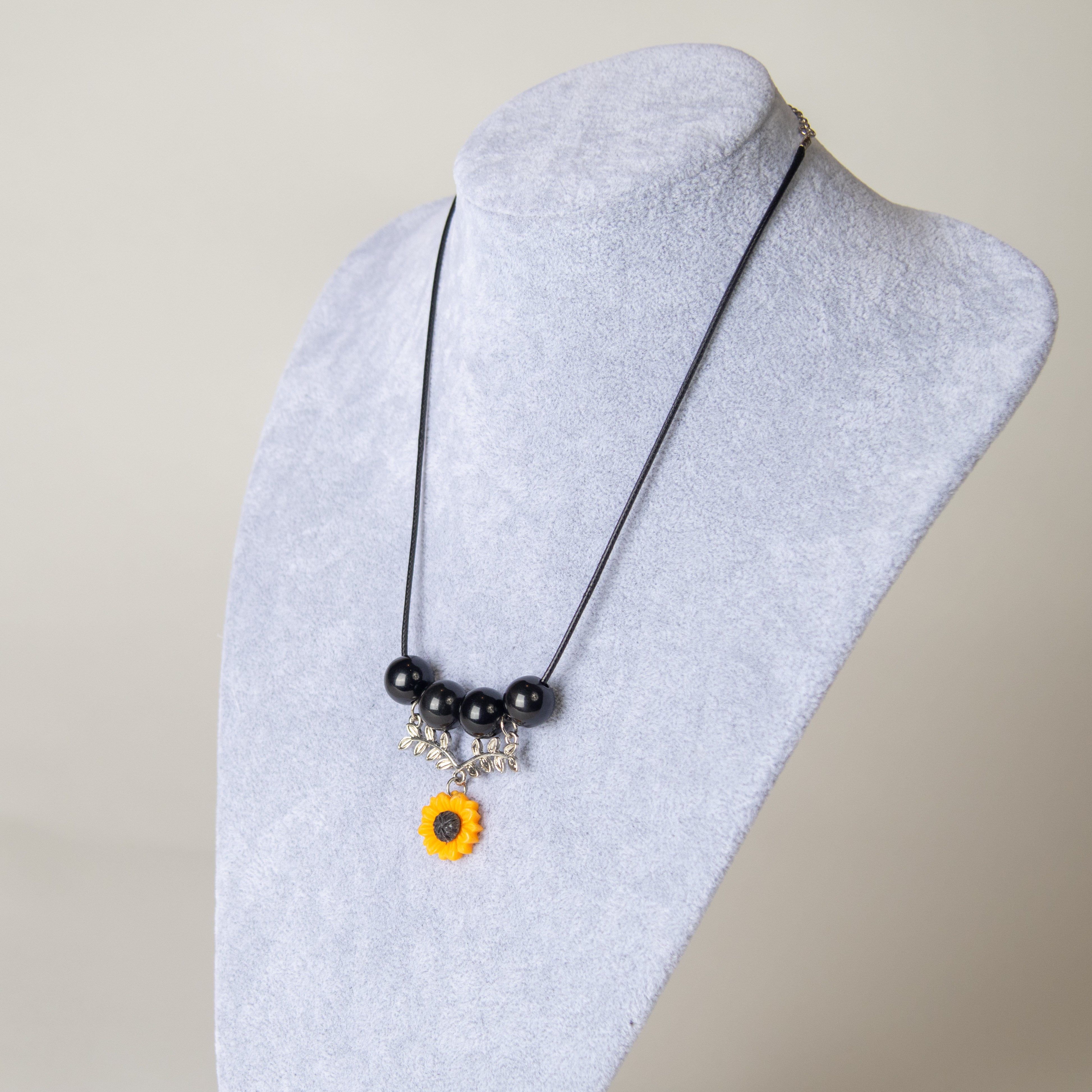 عقد الخيط مع اللولي الأسود