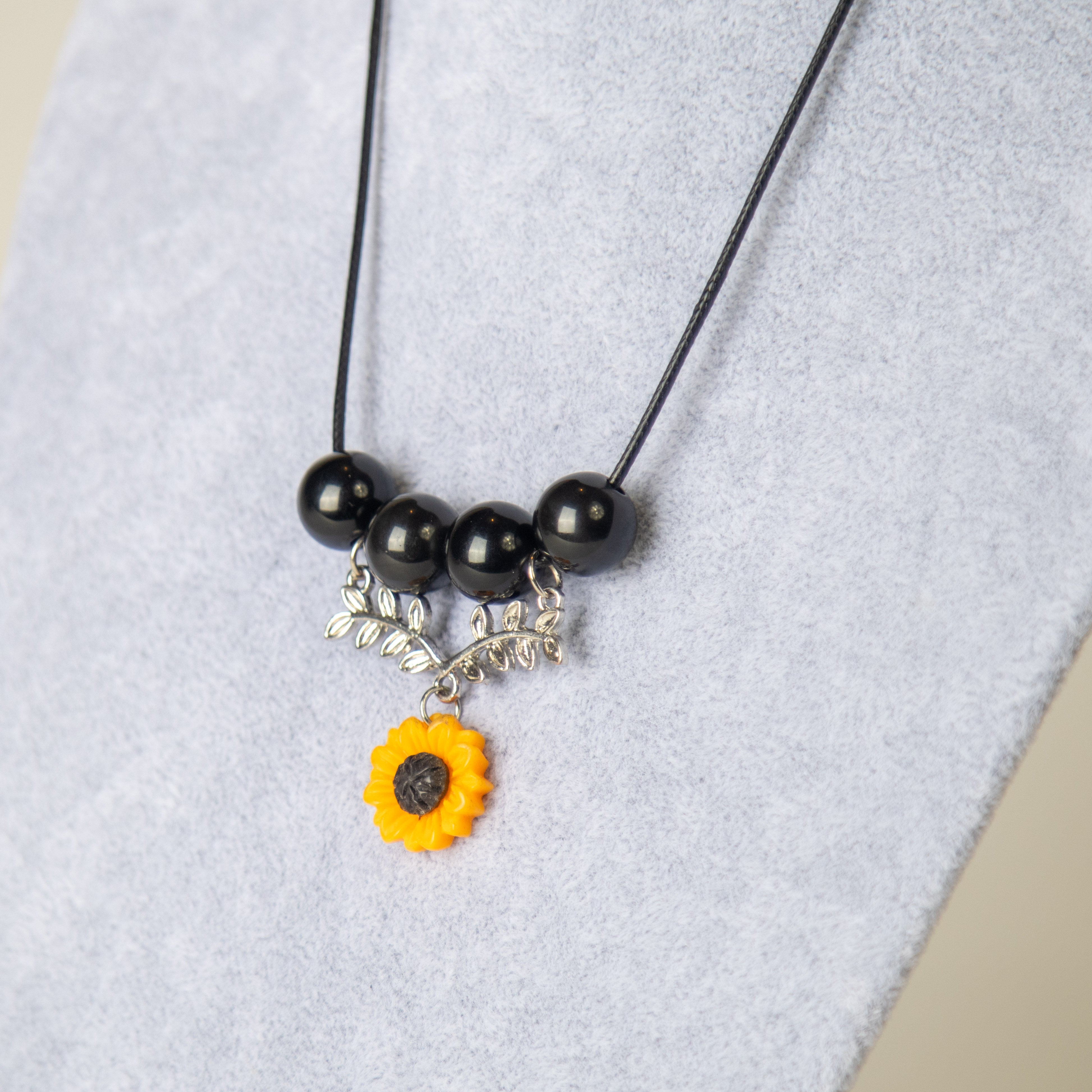 عقد الخيط مع اللولي الأسود