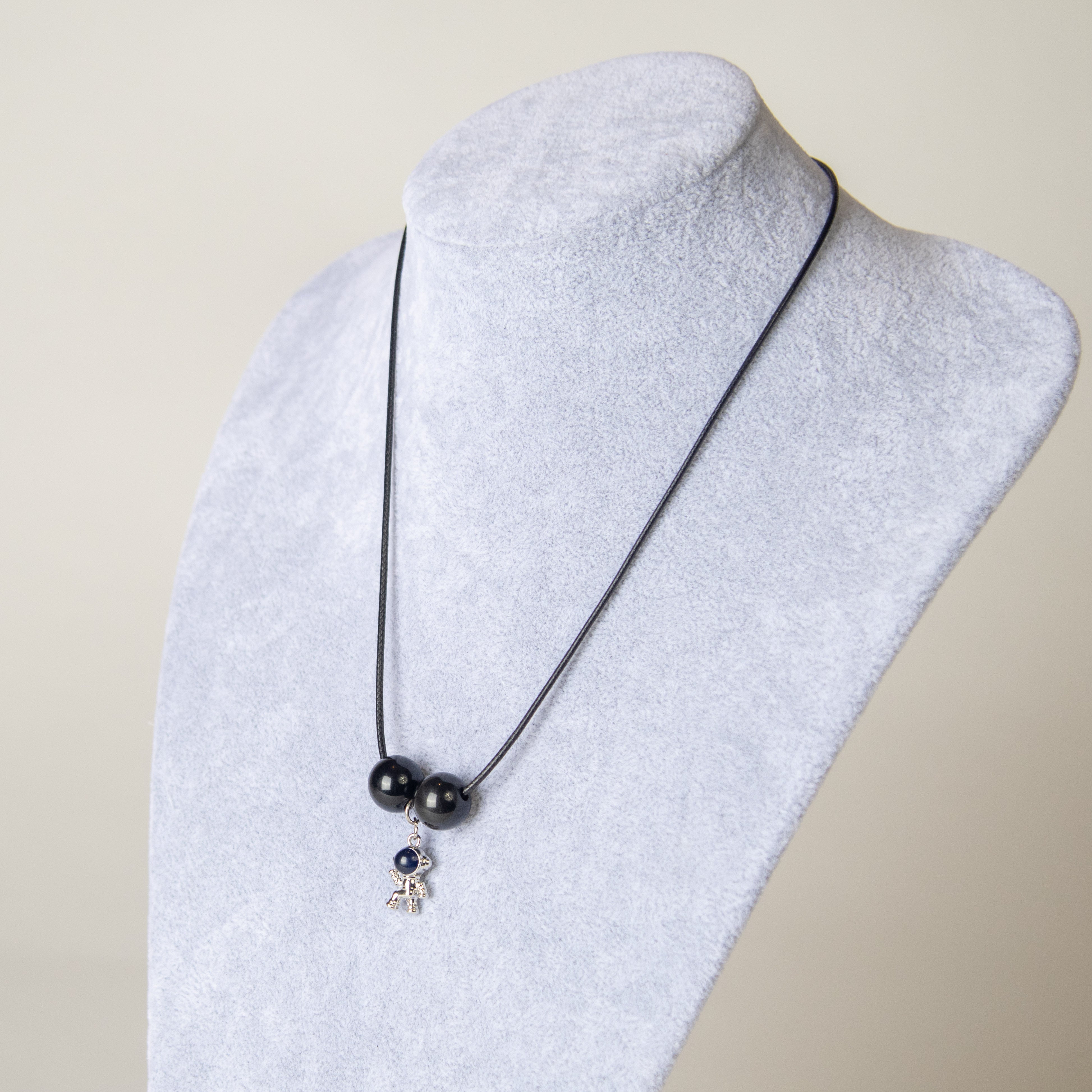 عقد الخيط مع اللولي الأسود