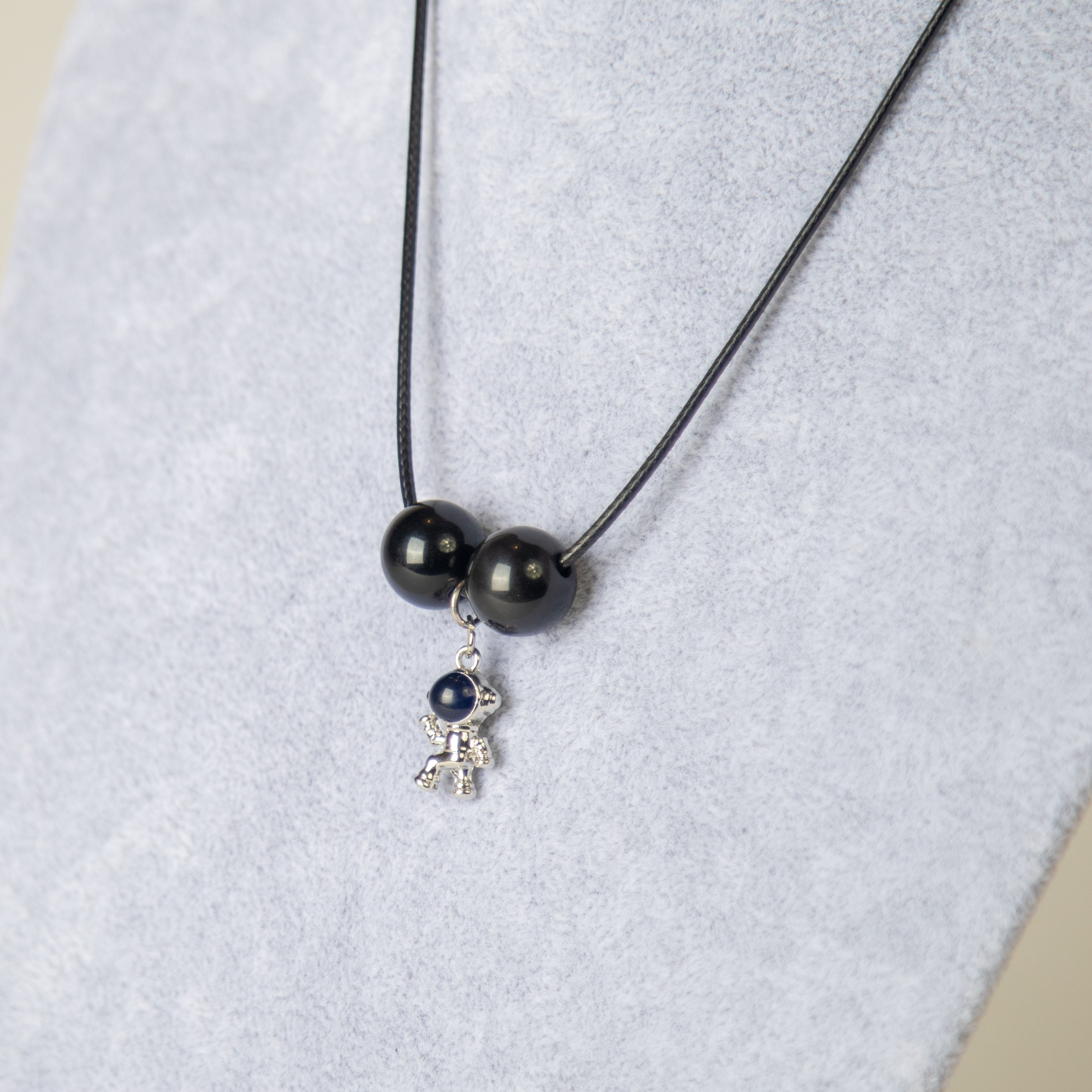 عقد الخيط مع اللولي الأسود