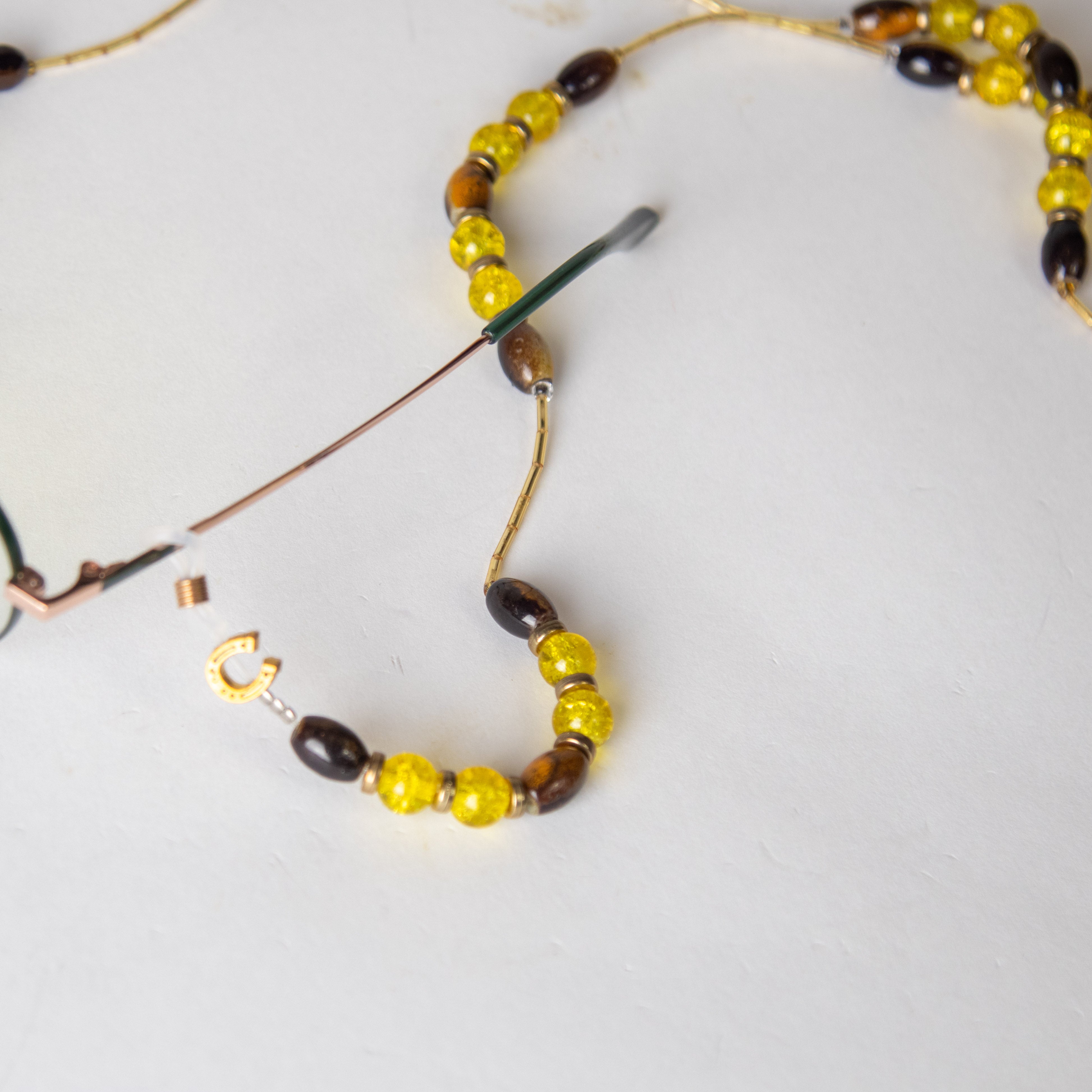 سلسلة نظارة بحجر أصفر