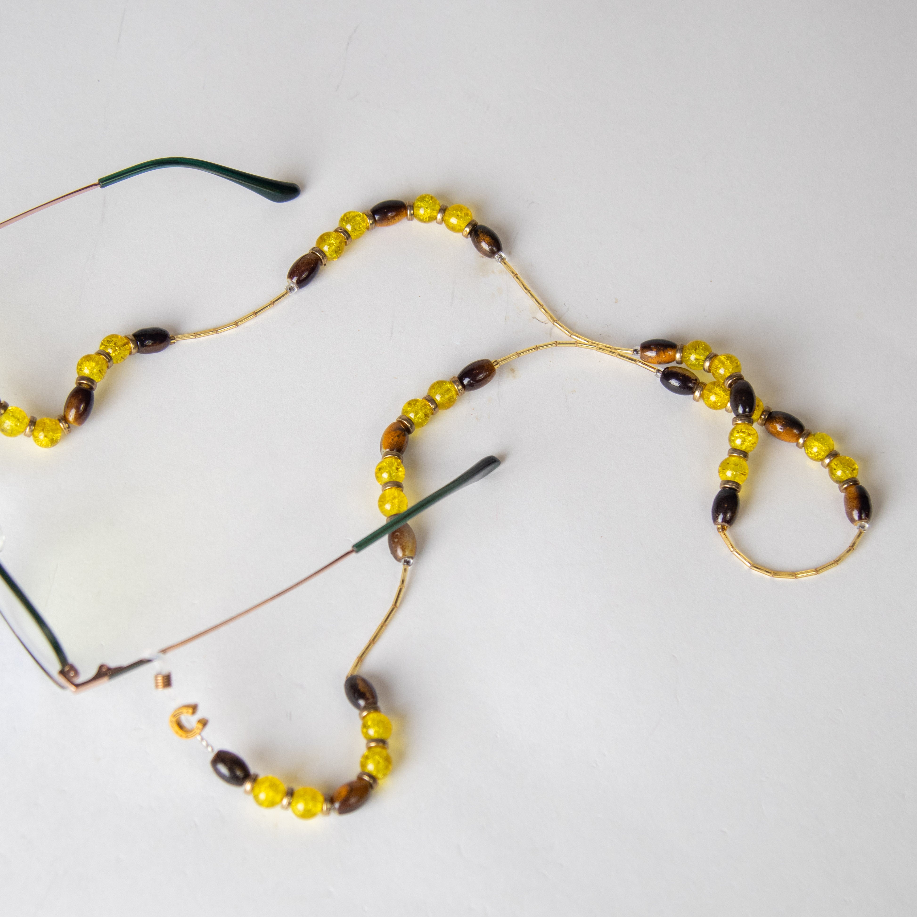 سلسلة نظارة بحجر أصفر