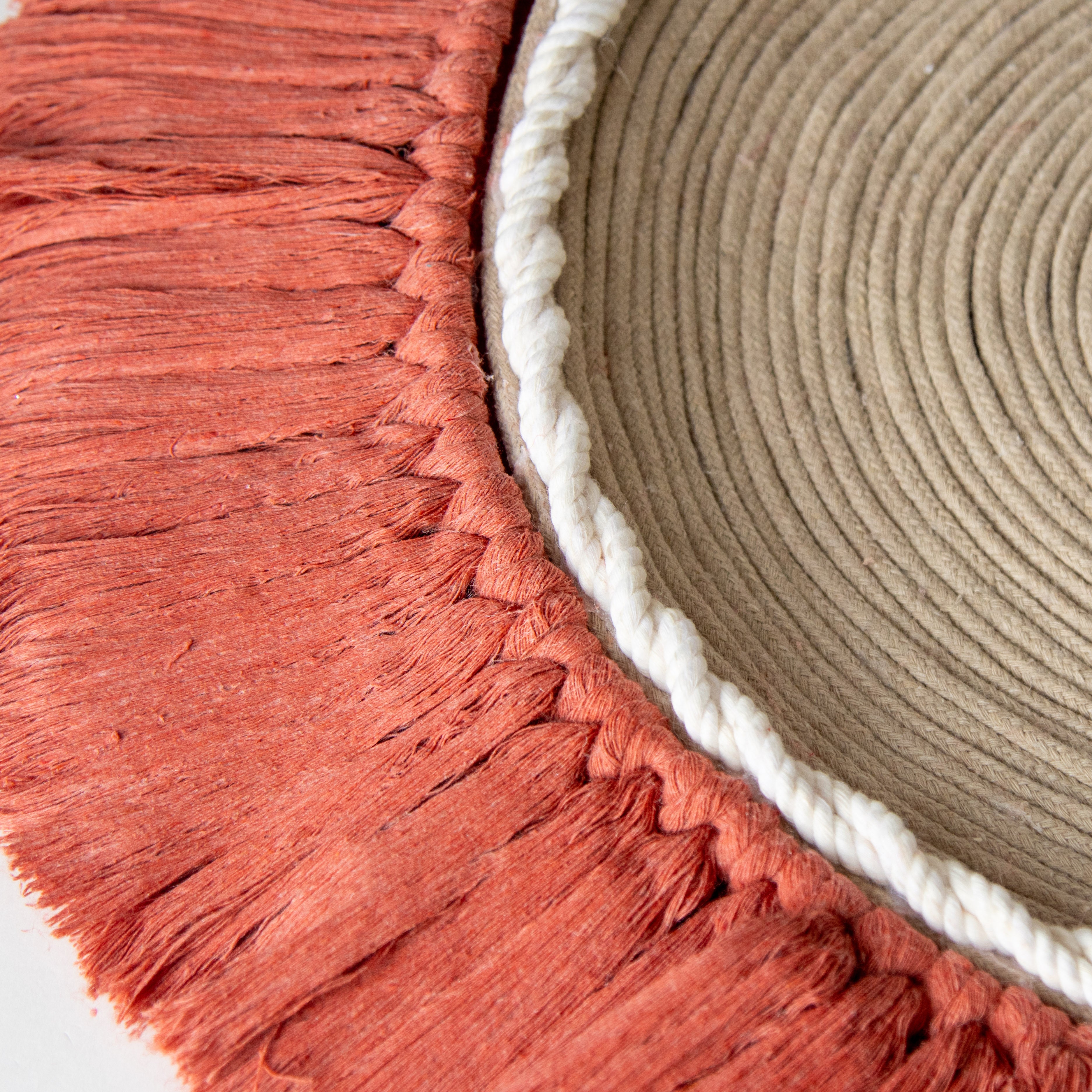 قاعدة صحون كبيرة