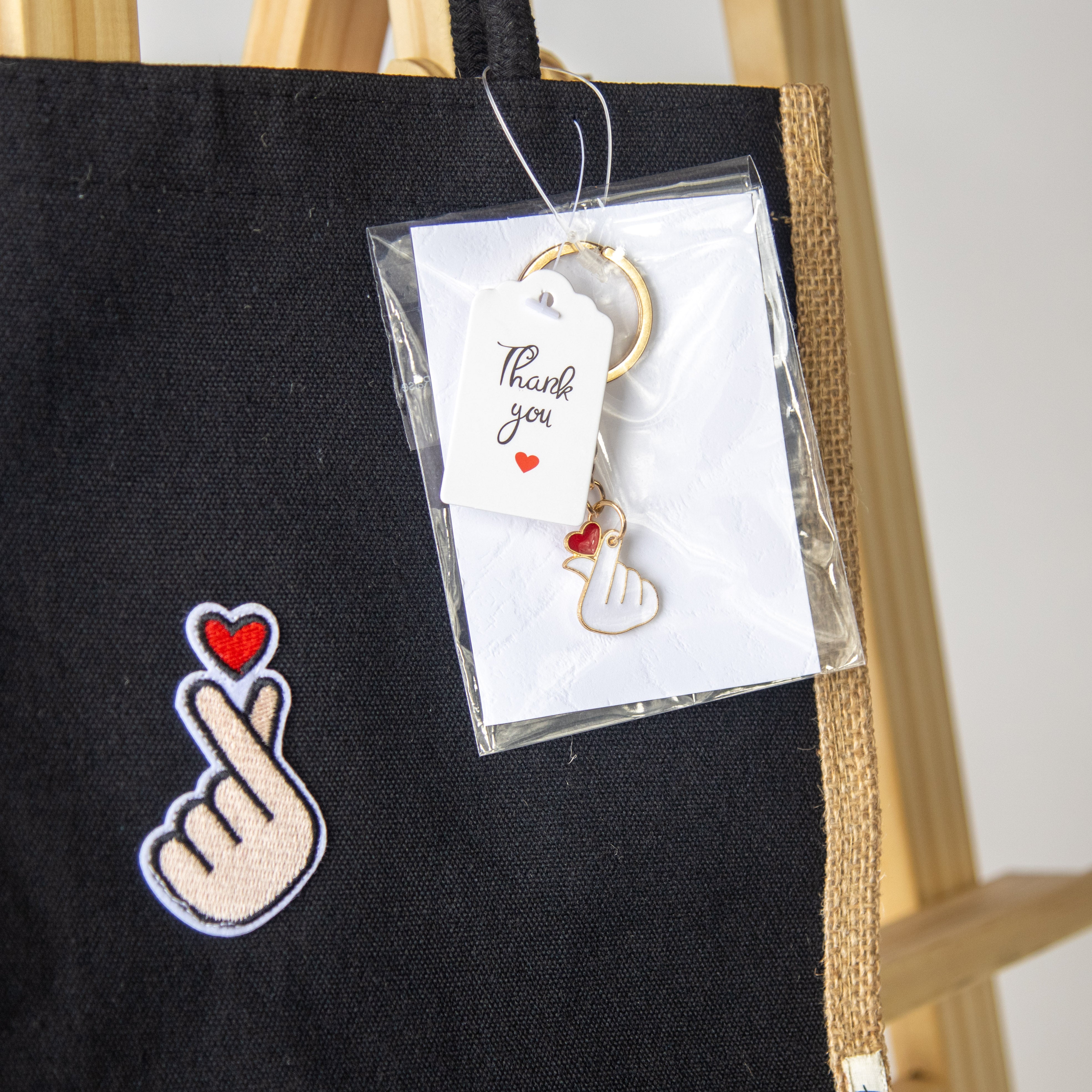 حقيبة سوداء مع تطريز