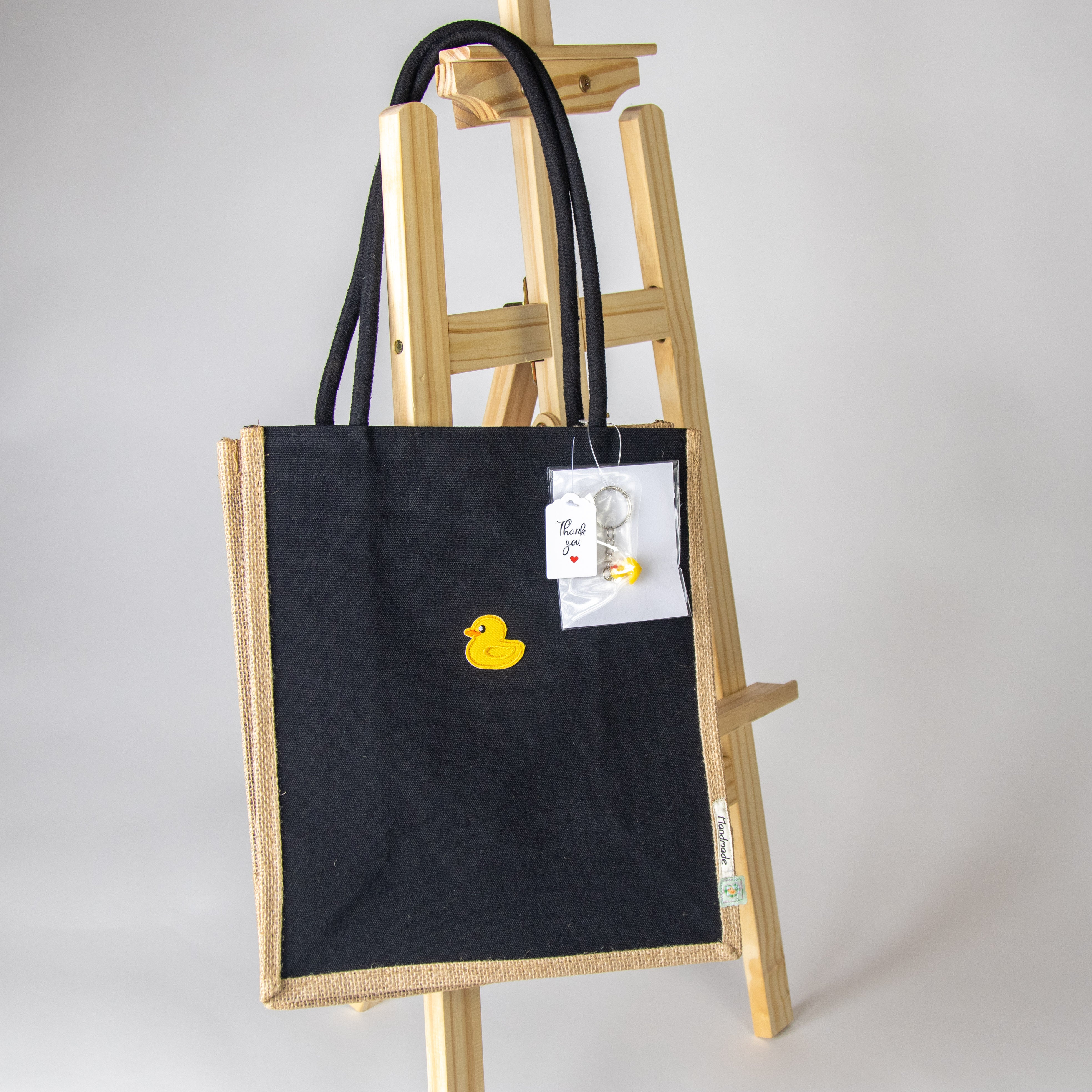 حقيبة سوداء مع تطريز