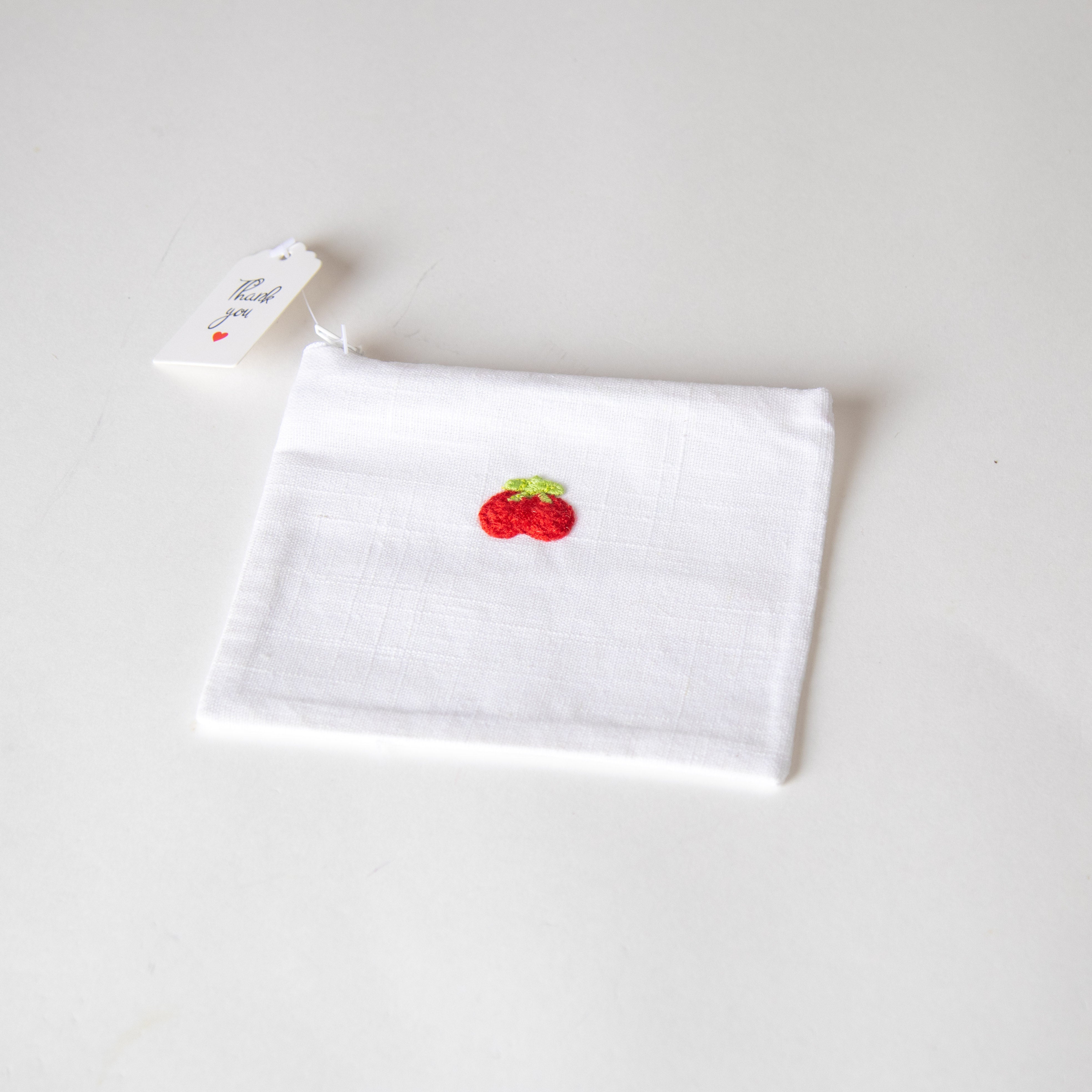 محفظة بتطريز فواكه