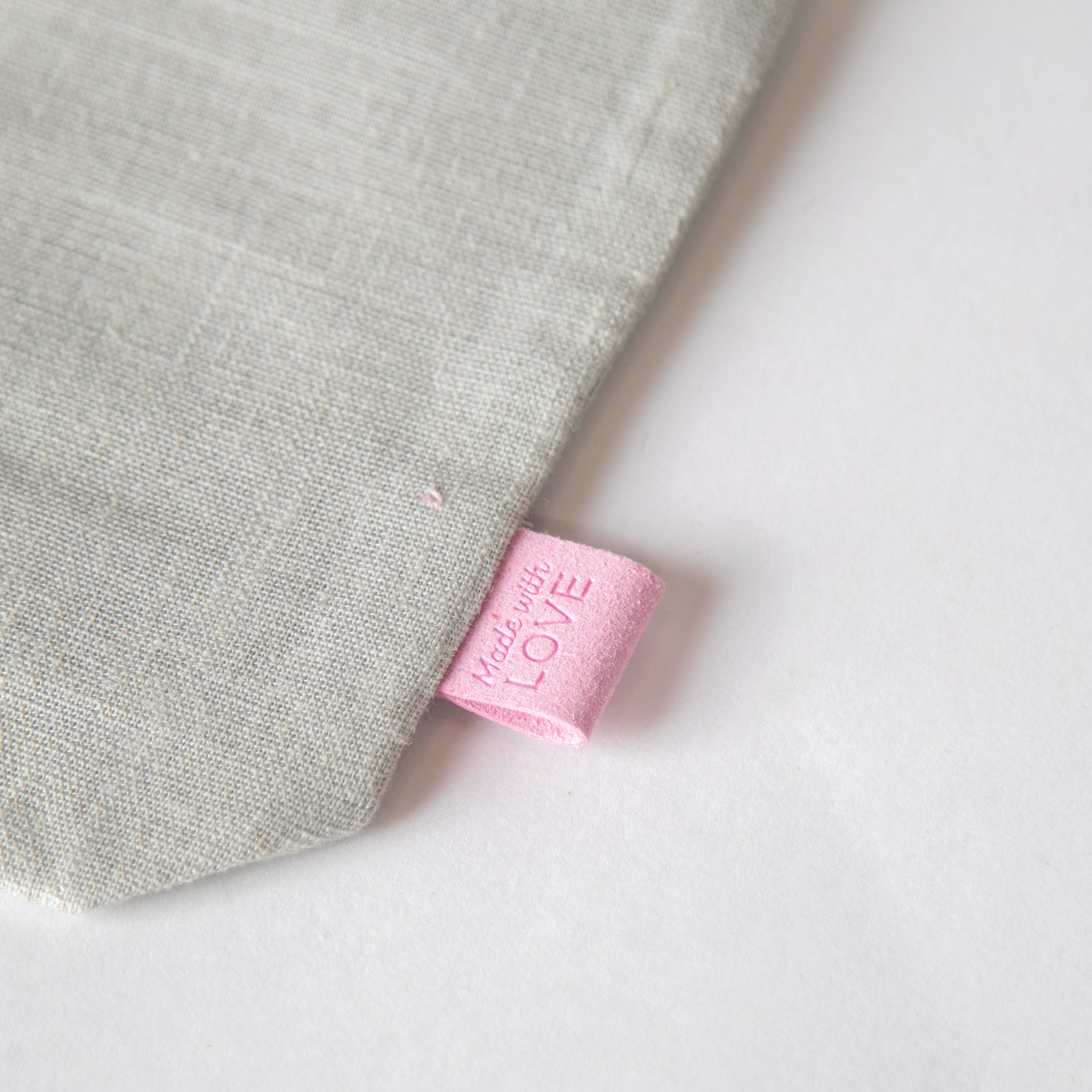 محفظة على شكل love