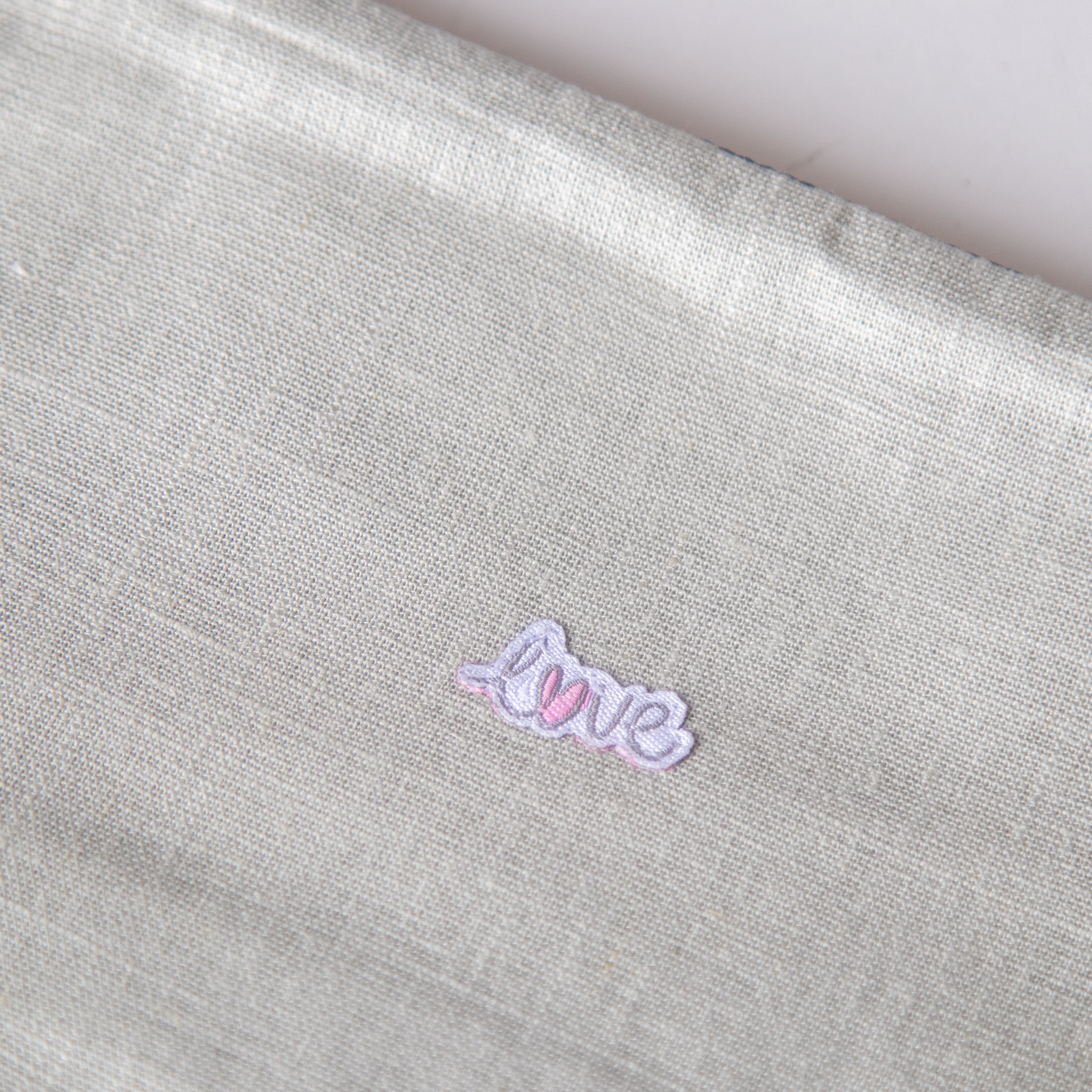 محفظة على شكل love