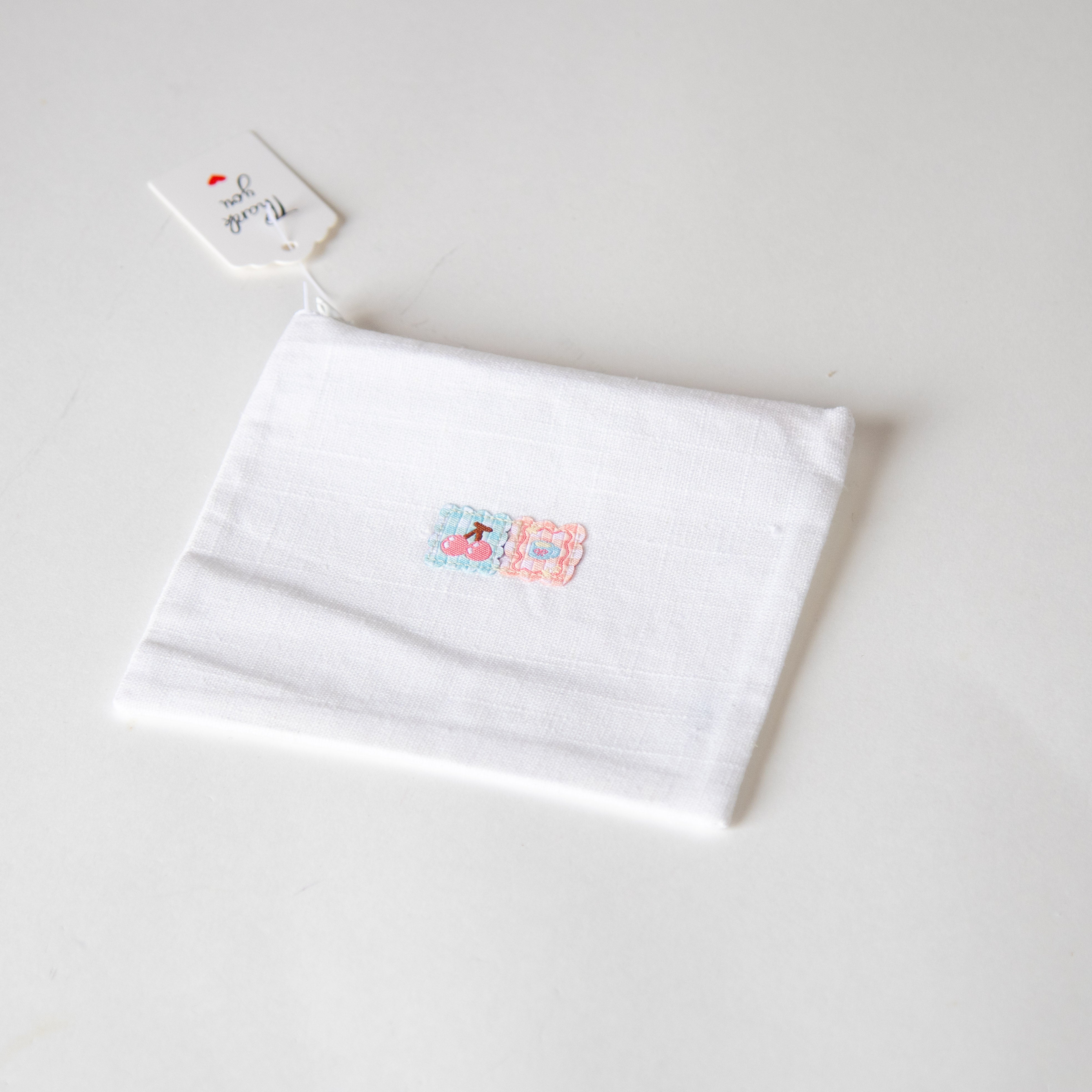 محفظة بتطريز مربعات صغيرة