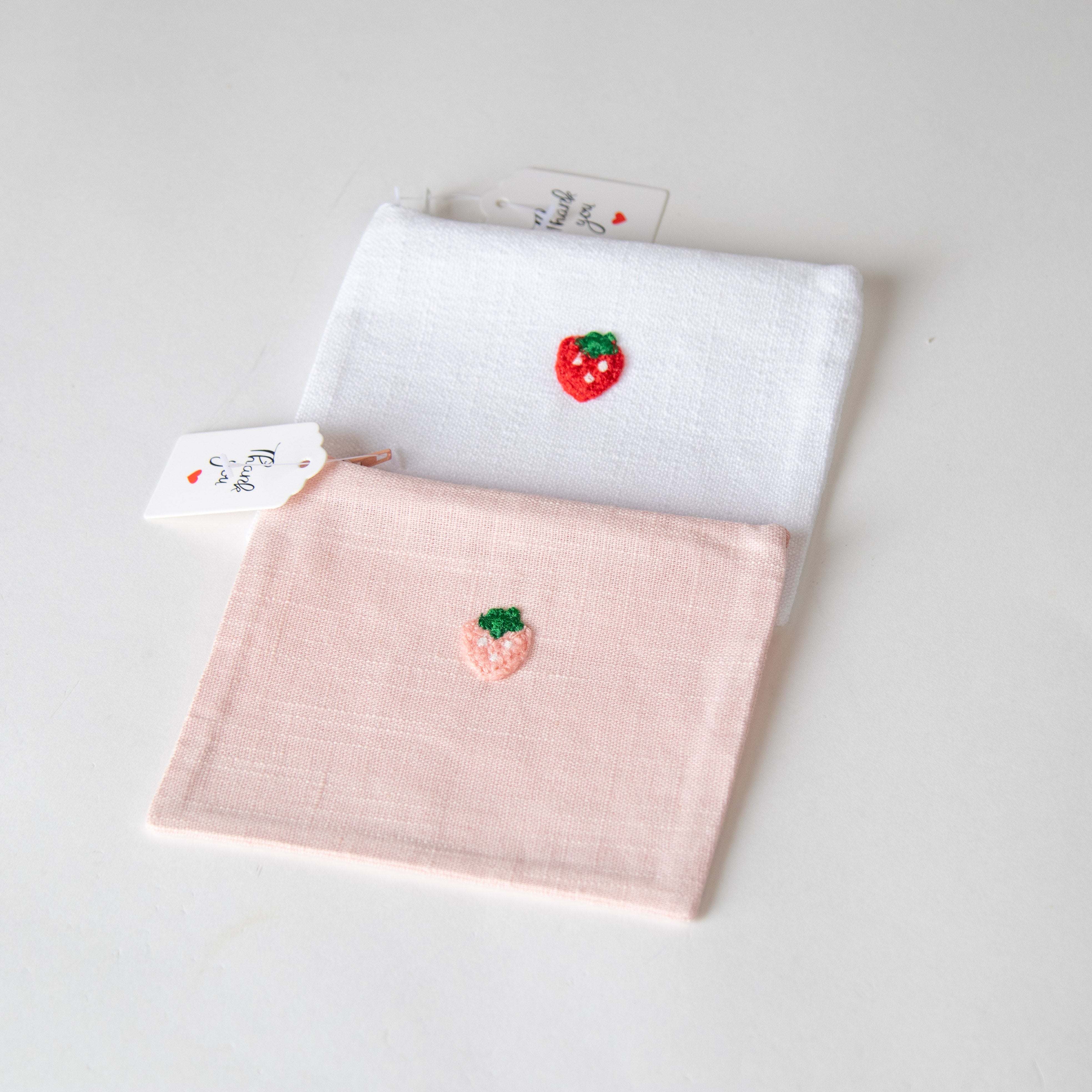 محفظة بتطريز فواكه