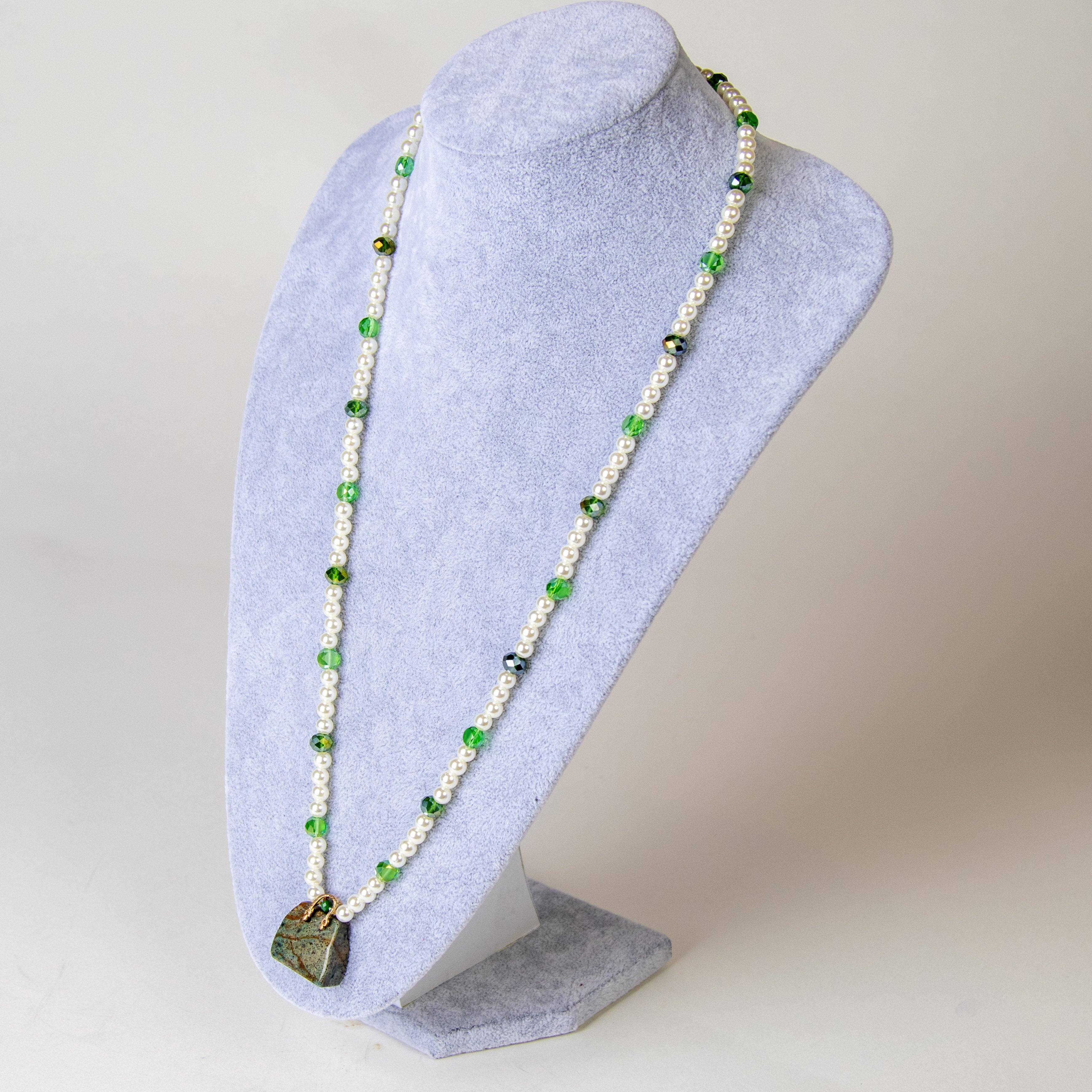 قلادات من الأحجار