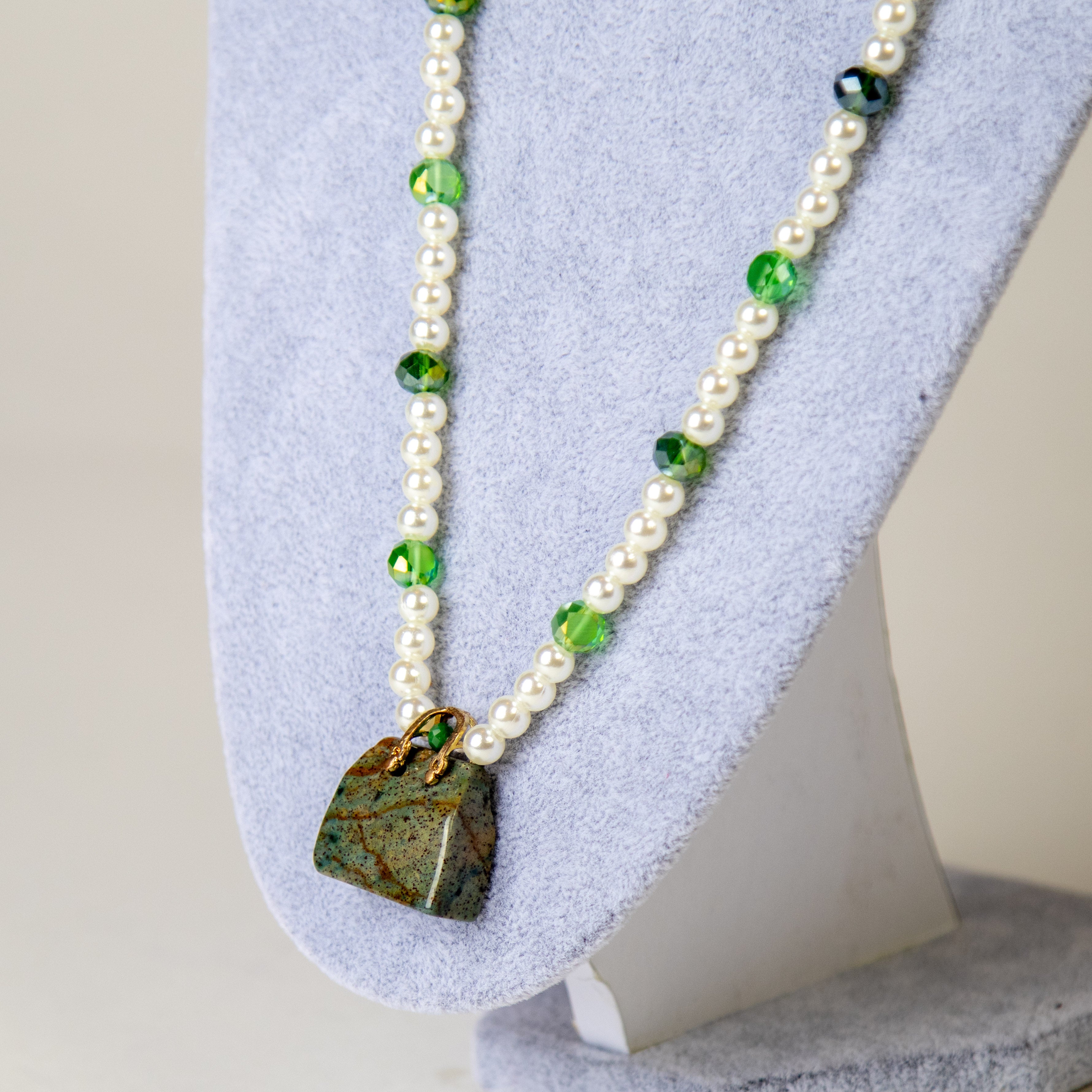 قلادات من الأحجار