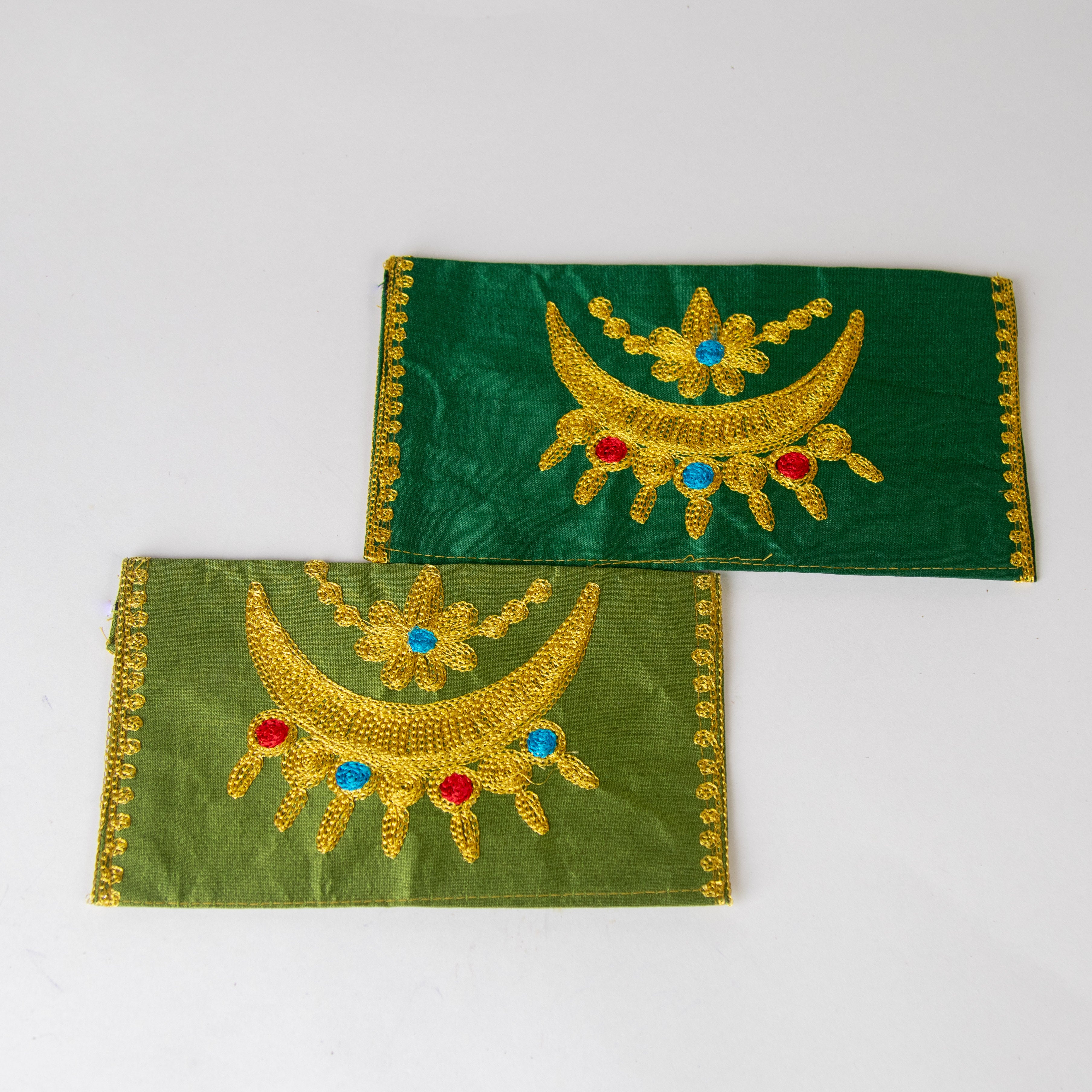 محفظة بتطريز تراثي