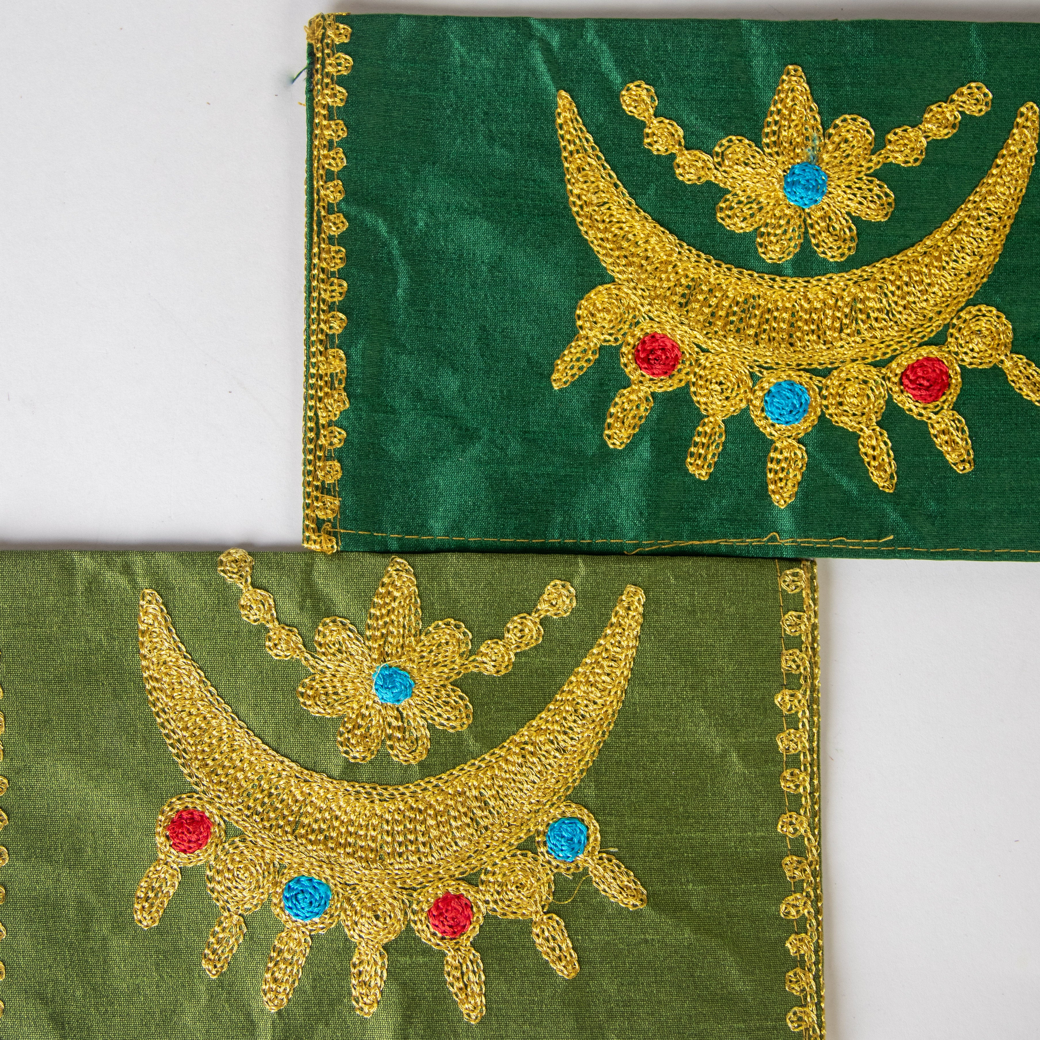 محفظة بتطريز تراثي